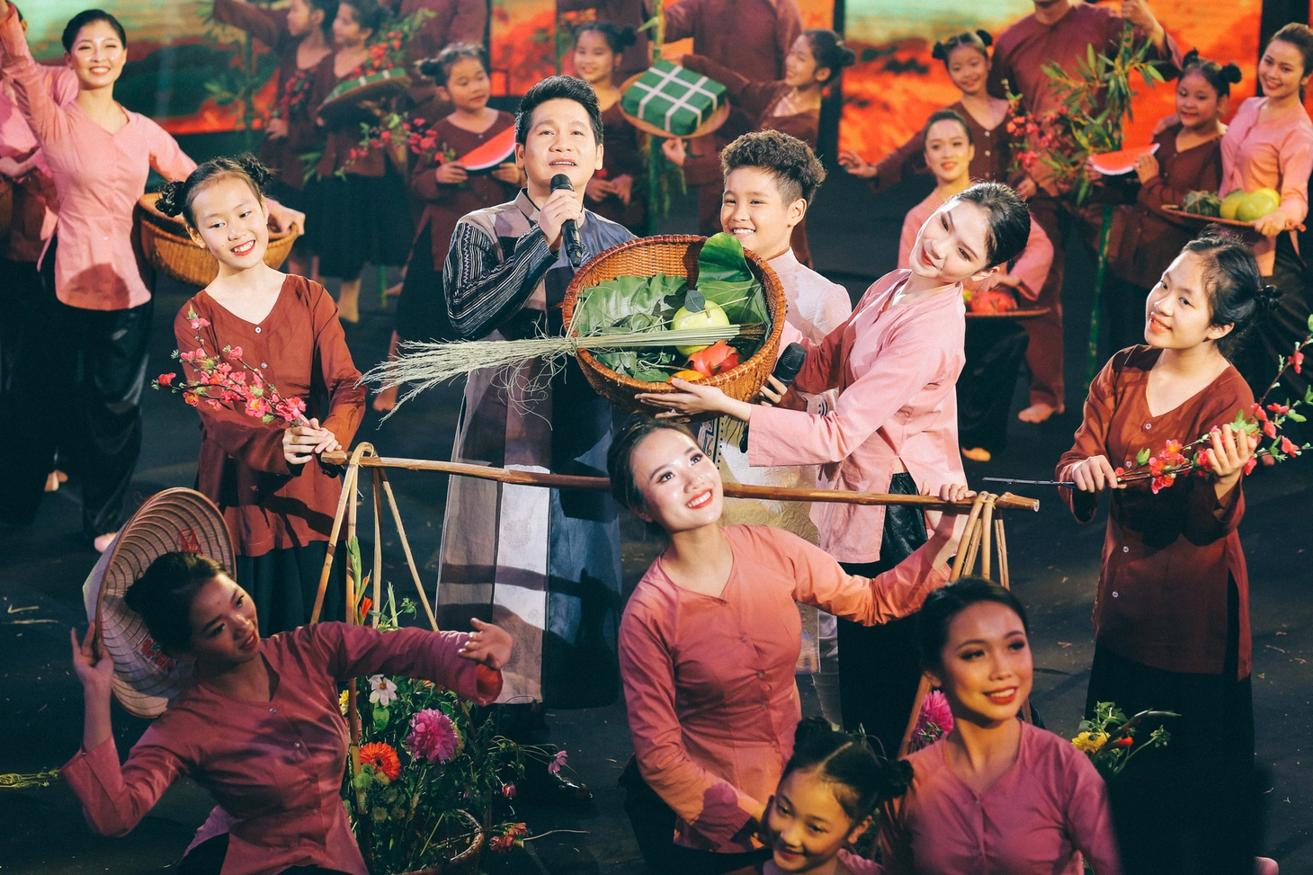 NSND Đặng Thái Sơn và người mẹ 102 tuổi tham gia cuộc đoàn tụ lớn trên truyền hình - Ảnh 5.