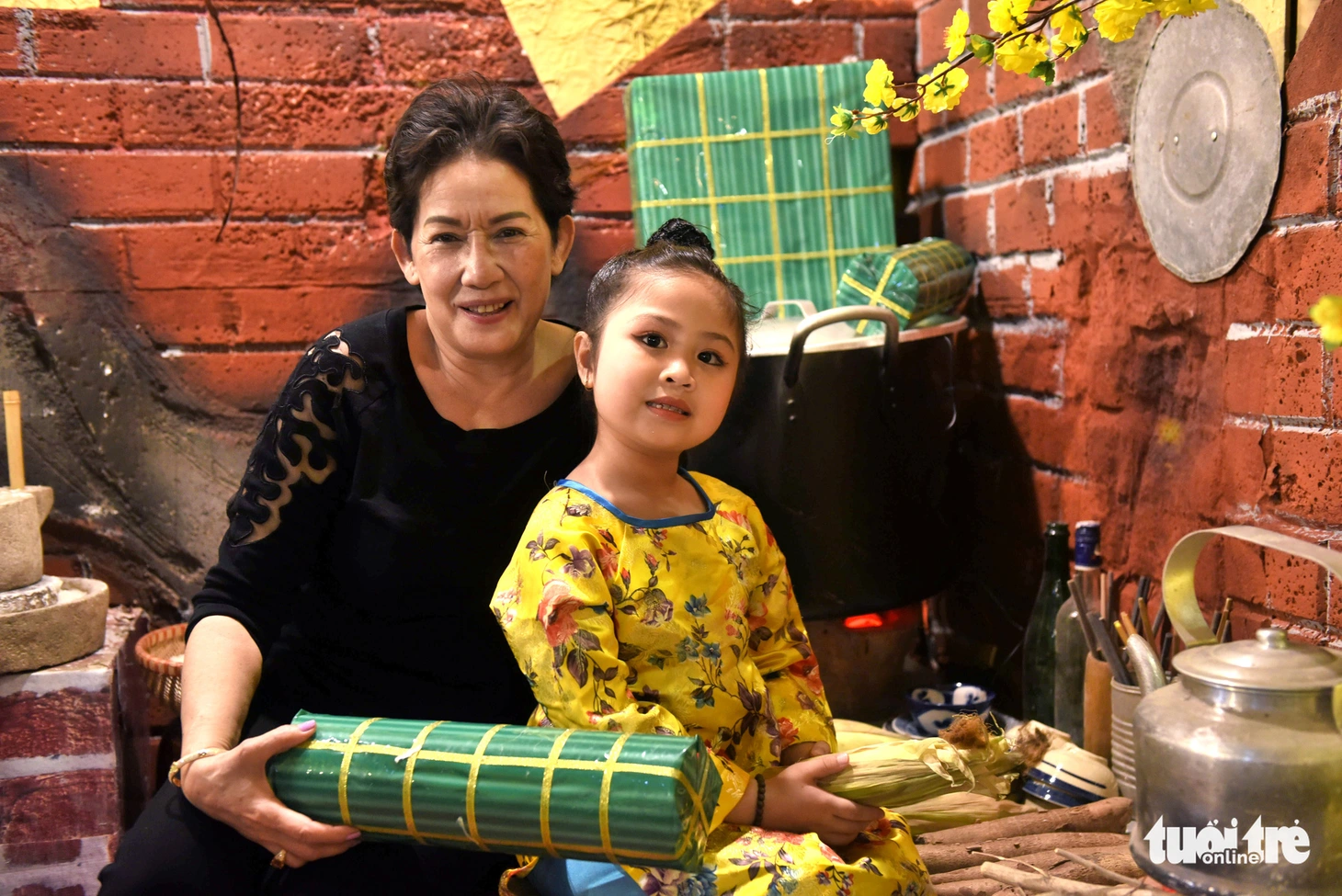 Đường hoa mai, phố ông đồ hút khách ở Lễ hội Tết Việt - Ảnh 14.