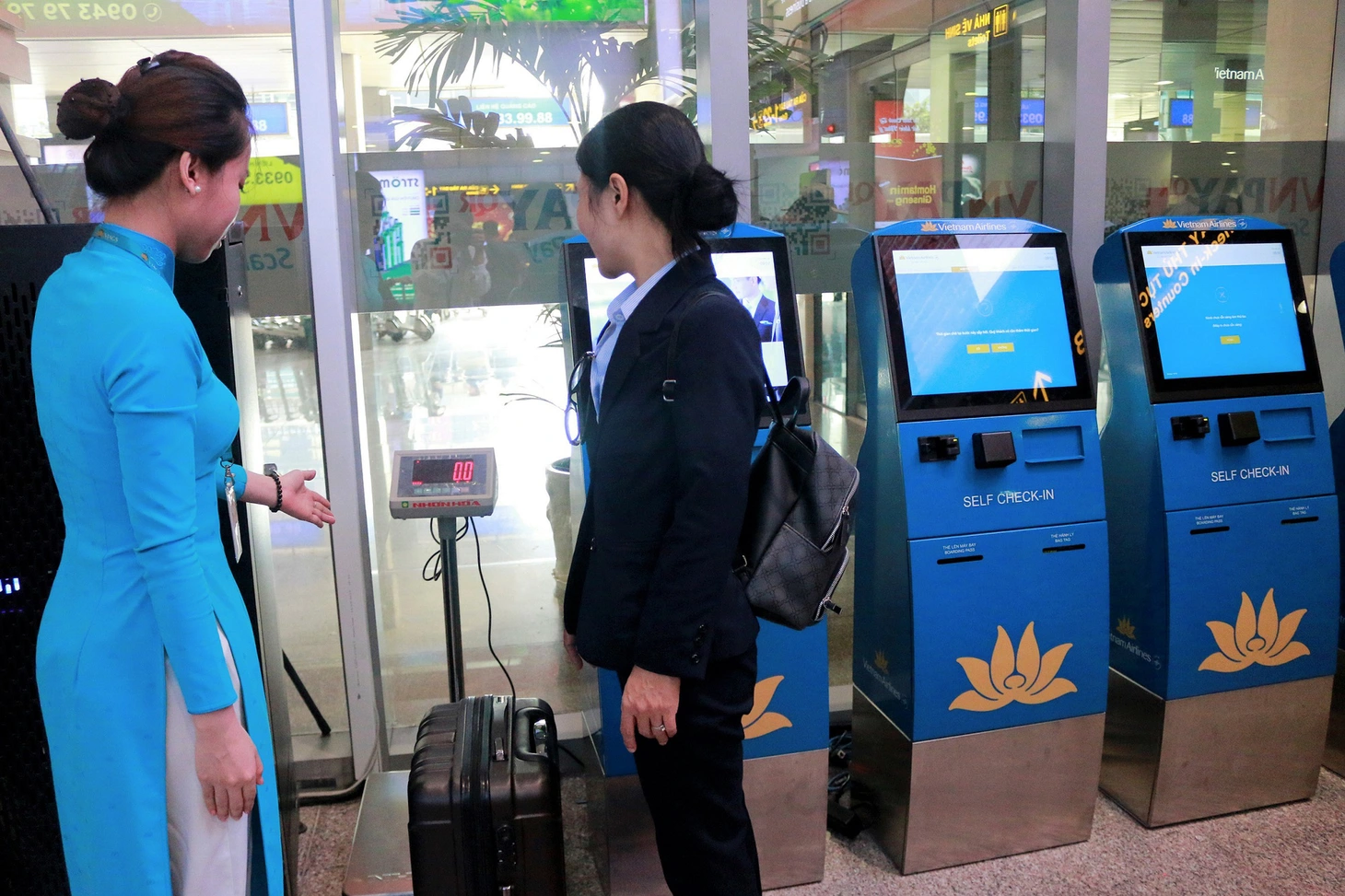Hành khách có thể tự làm thủ tục hành lý khi bay nội địa - Ảnh 1.