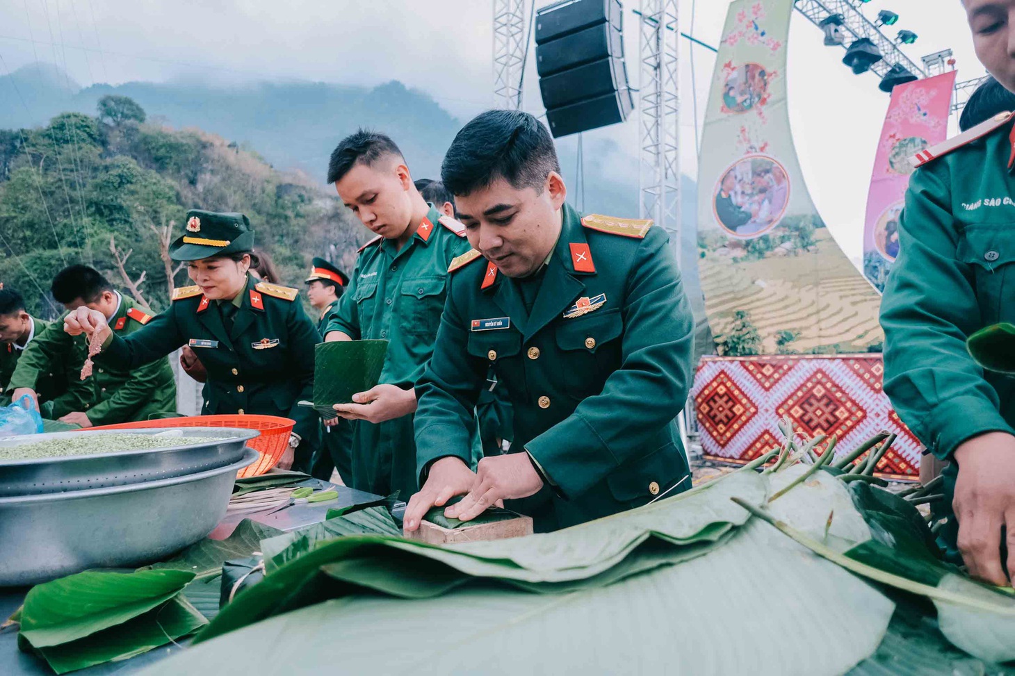 Bánh chưng xanh ấm áp tình quân dân biên giới - Ảnh 3.