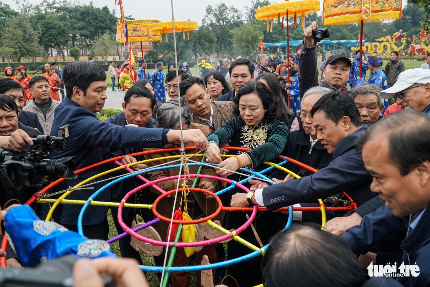 Thả cá chép, dựng cây nêu đón năm mới tại Hoàng thành Thăng Long - Ảnh 1.