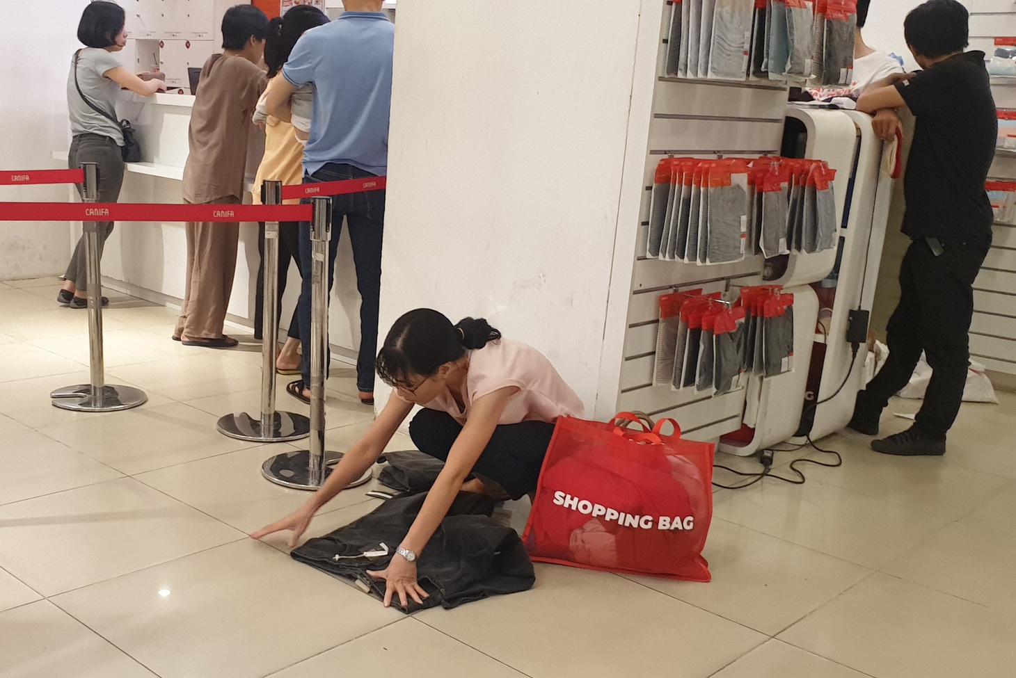 Mới 26, nhiều tiệm ở Sài Gòn bán tháo hàng, đóng cửa nghỉ tết sớm - Ảnh 7.