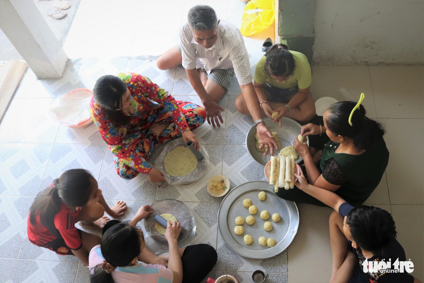 Tết về quê ngoại, thưởng thức bánh phồng nhân cơm dừa - Ảnh 1.