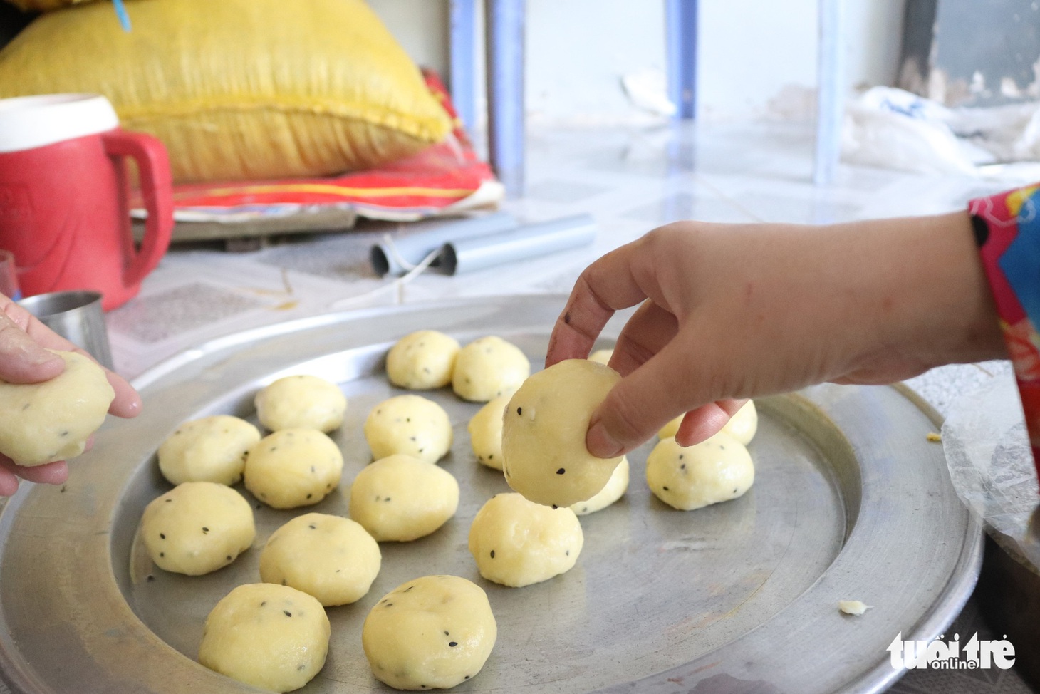 Tết về quê ngoại, thưởng thức bánh phồng nhân cơm dừa - Ảnh 6.
