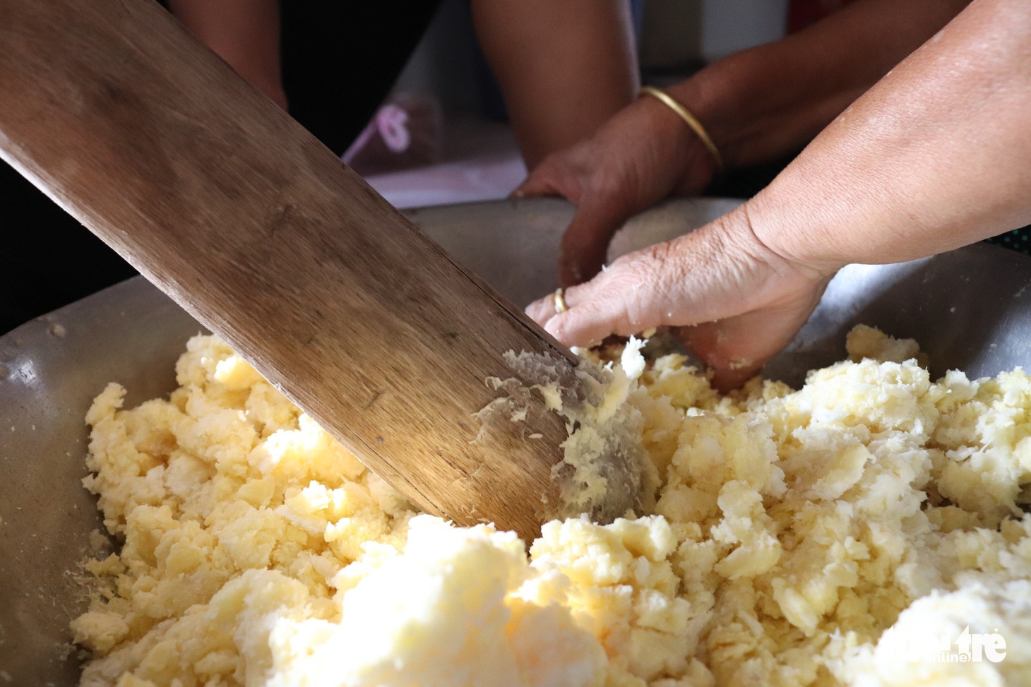 Tết về quê ngoại, thưởng thức bánh phồng nhân cơm dừa - Ảnh 4.