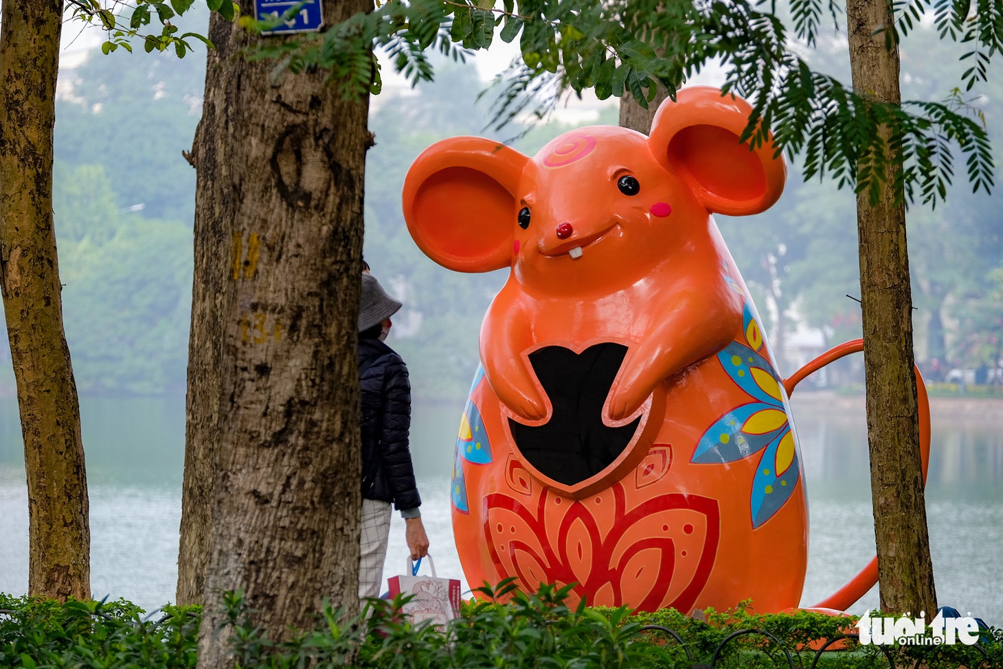 Tết Nguyên đán Canh Tý: Hà Nội chuột vàng, chuột đỏ khắp nơi - Ảnh 10.