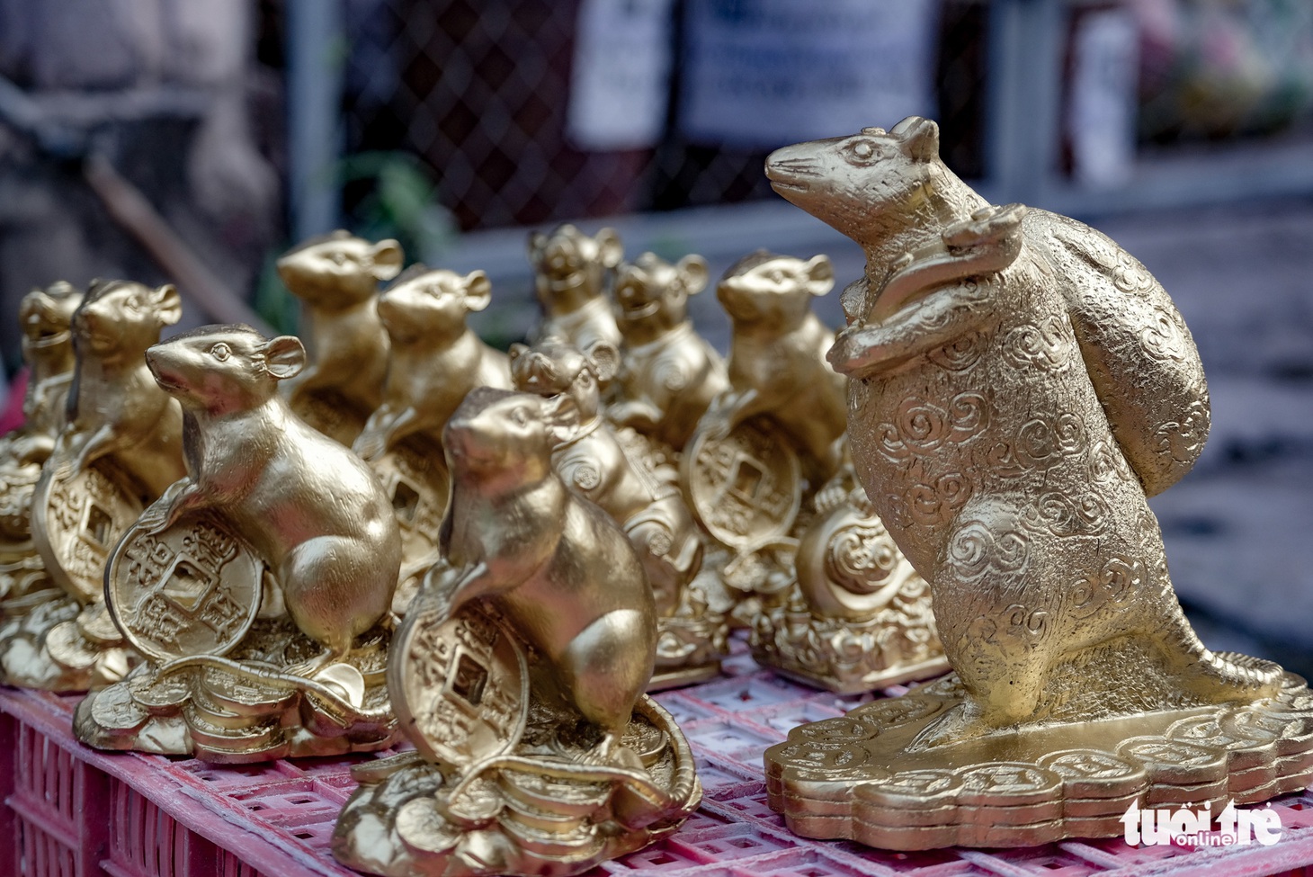 Chuột vàng làng Bát Tràng giá rẻ, đắt khách những ngày giáp tết - Ảnh 9.