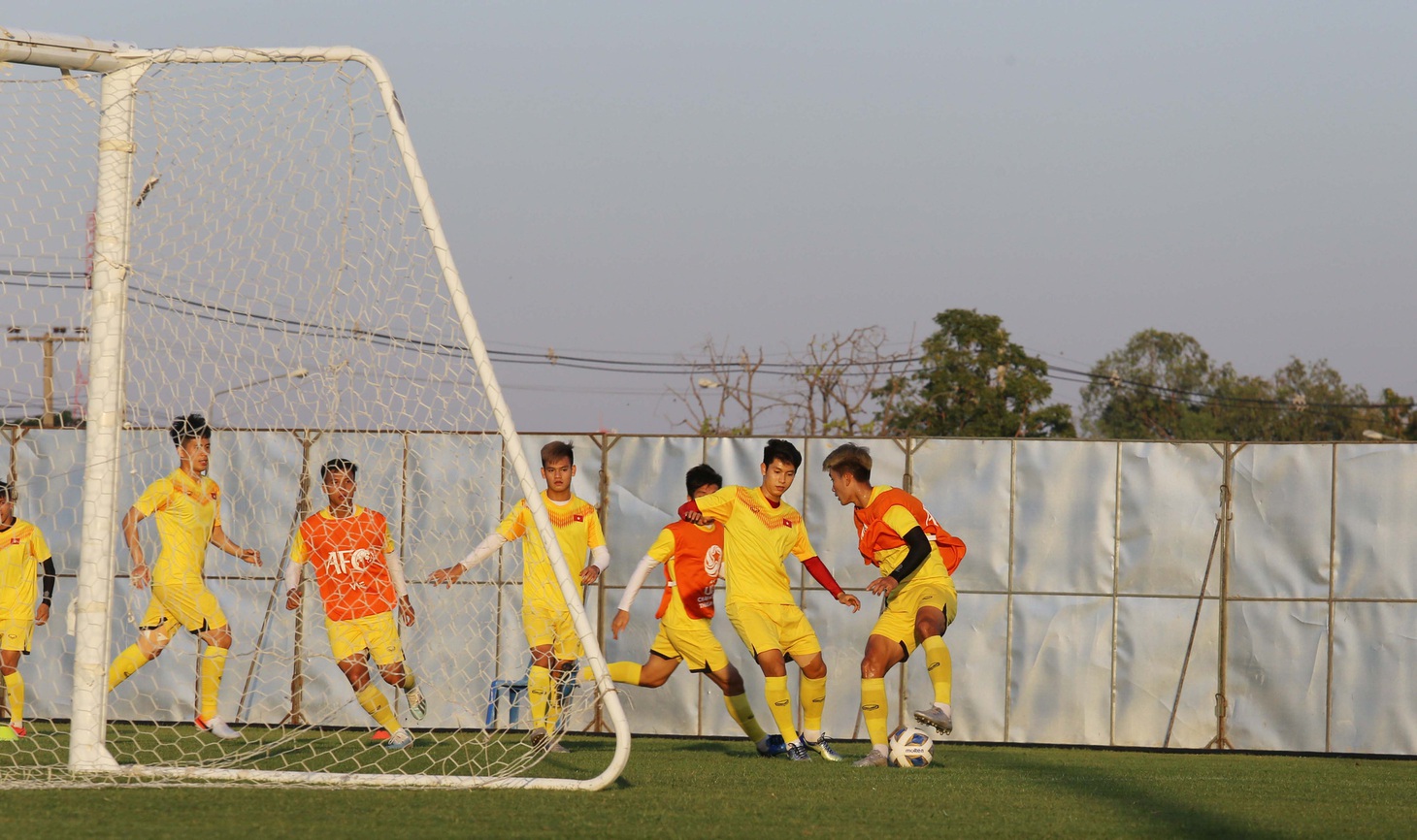 Ông Park cùng học trò làm quen sân đấu quen thuộc Lâu đài sấm sét - Ảnh 5.