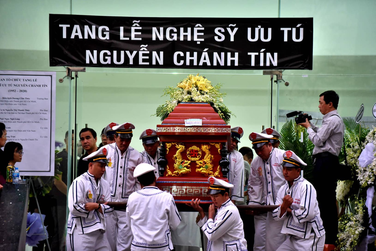 Vợ Nguyễn Chánh Tín đau buồn tiễn đưa chồng về nơi an nghỉ - Ảnh 7.