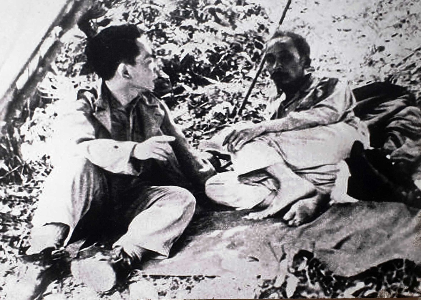 bác hồ & tướng giáp nghỉ chân trên đường ra mặt trận biên giới 1950