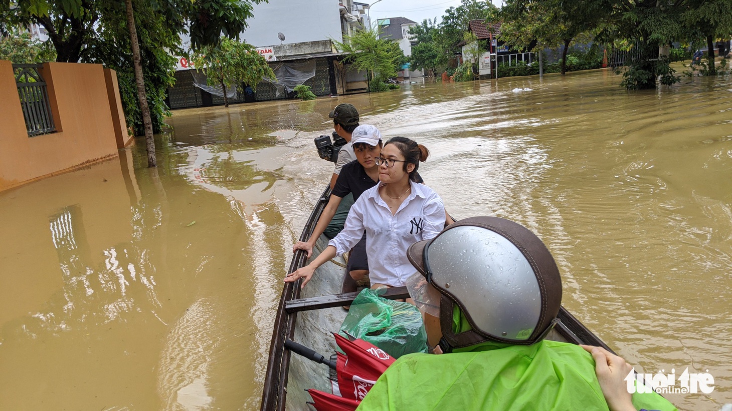 Nước lên nhanh, người dân bắt thuyền máy đi giữa TP Huế - Ảnh 3.