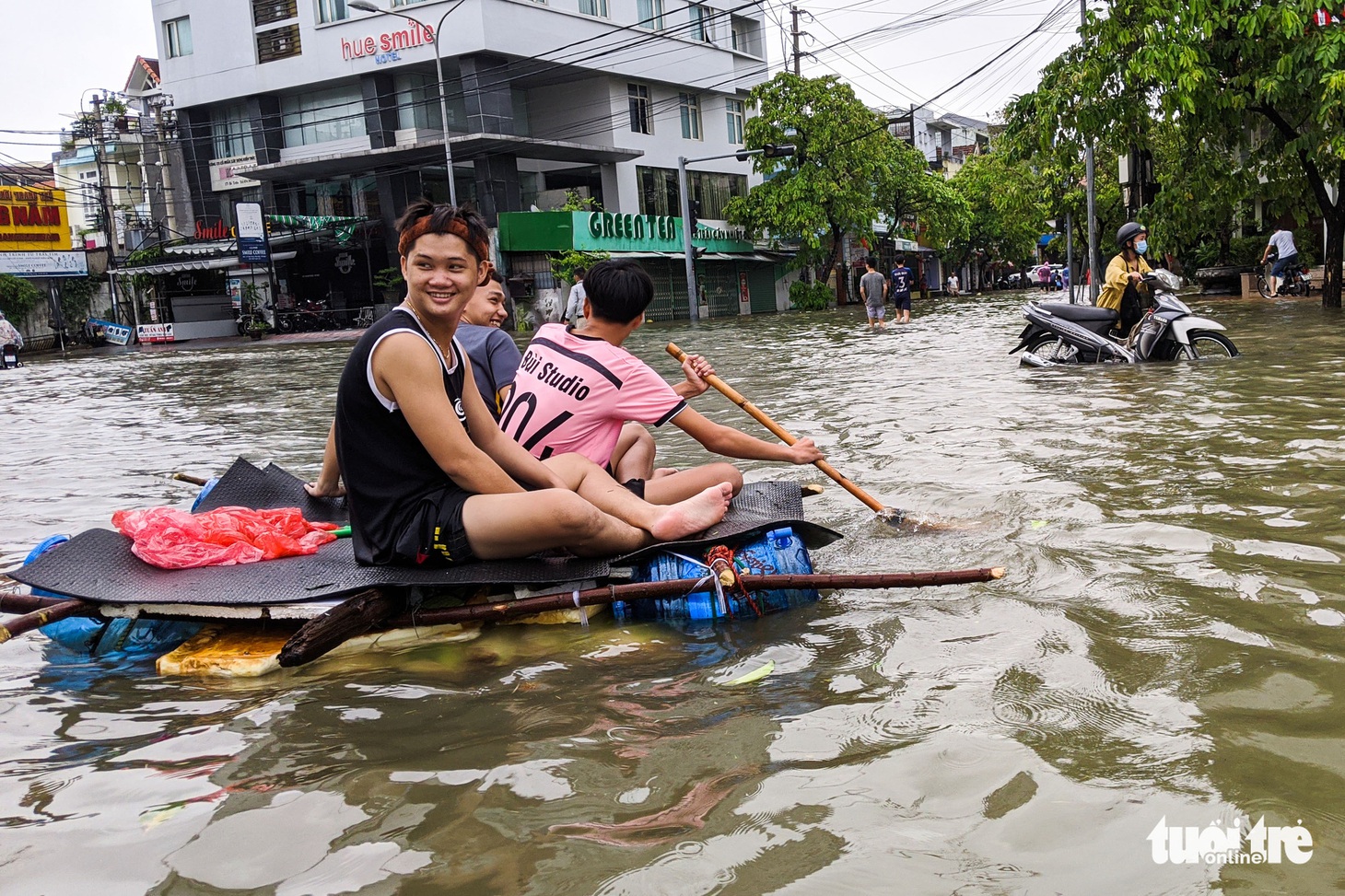 Nước lên nhanh, người dân bắt thuyền máy đi giữa TP Huế - Ảnh 4.