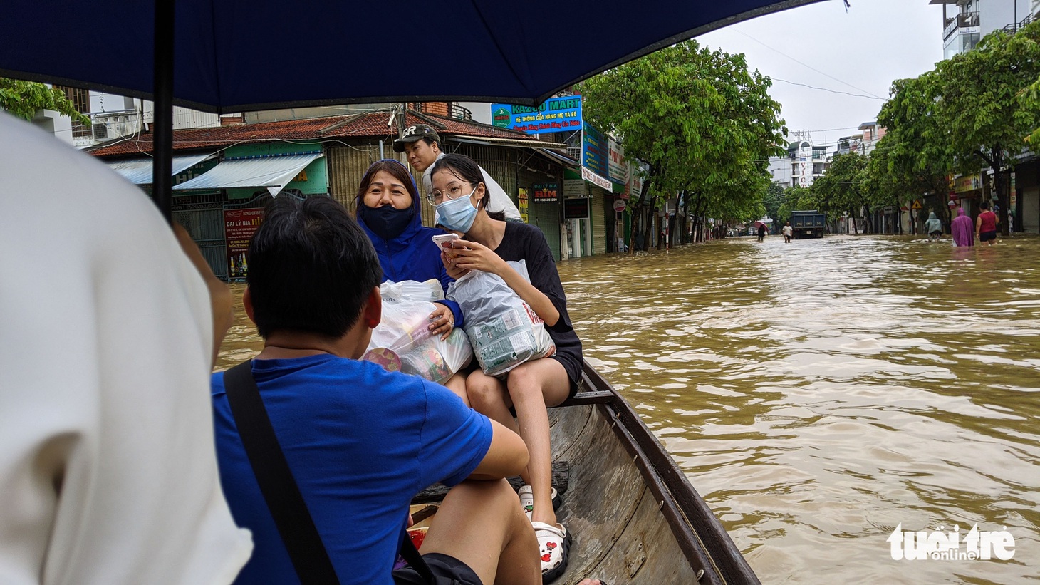 Nước lên nhanh, người dân bắt thuyền máy đi giữa TP Huế - Ảnh 2.