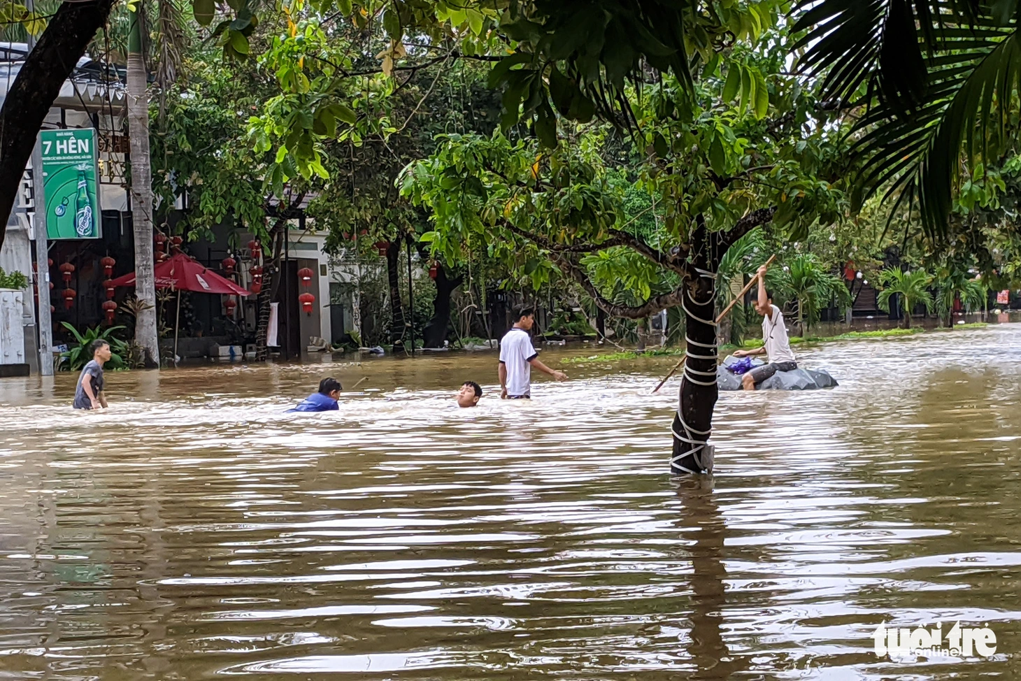 Nước lên nhanh, người dân bắt thuyền máy đi giữa TP Huế - Ảnh 10.