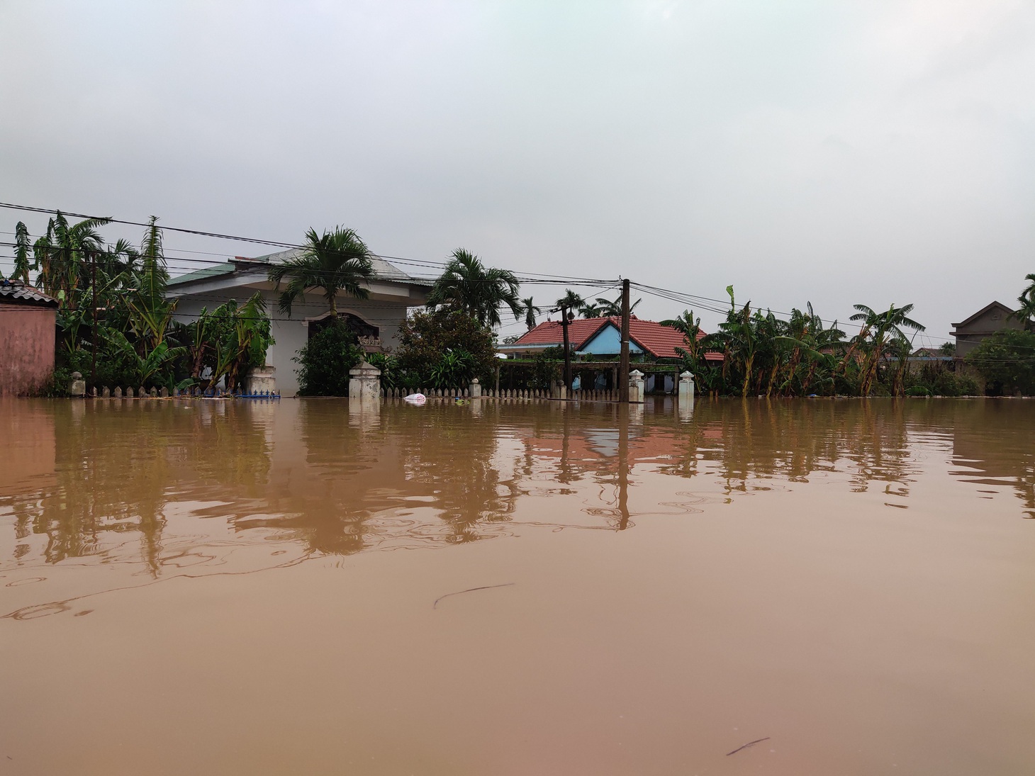 Làng mạc xứ Huế vẫn đang chìm trong cơn lũ lịch sử - Ảnh 7.