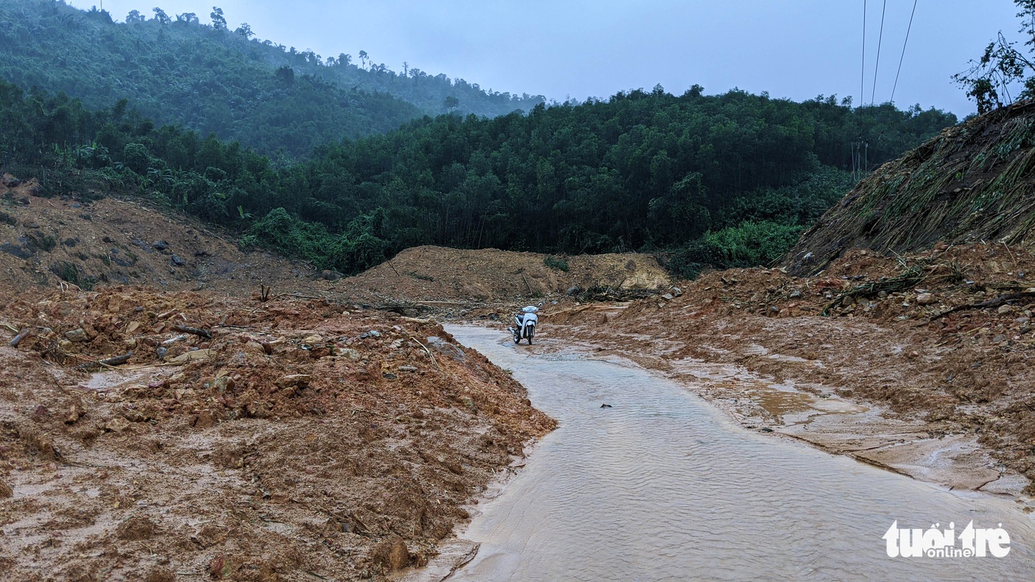 Hàng chục điểm sạt lở nguy hiểm trên đường vào thủy điện Rào Trăng 3 - Ảnh 14.