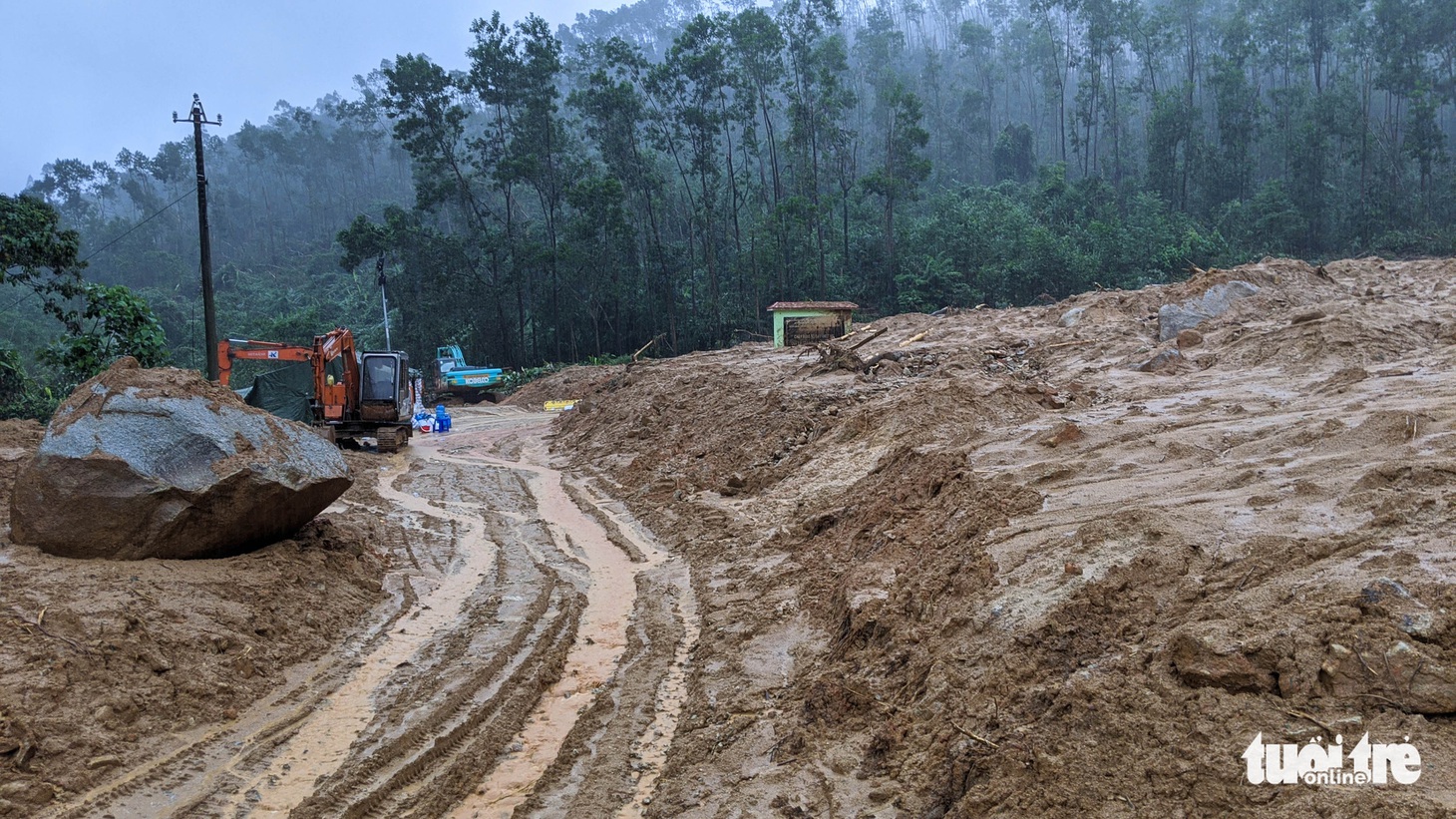 Hàng chục điểm sạt lở nguy hiểm trên đường vào thủy điện Rào Trăng 3 - Ảnh 8.
