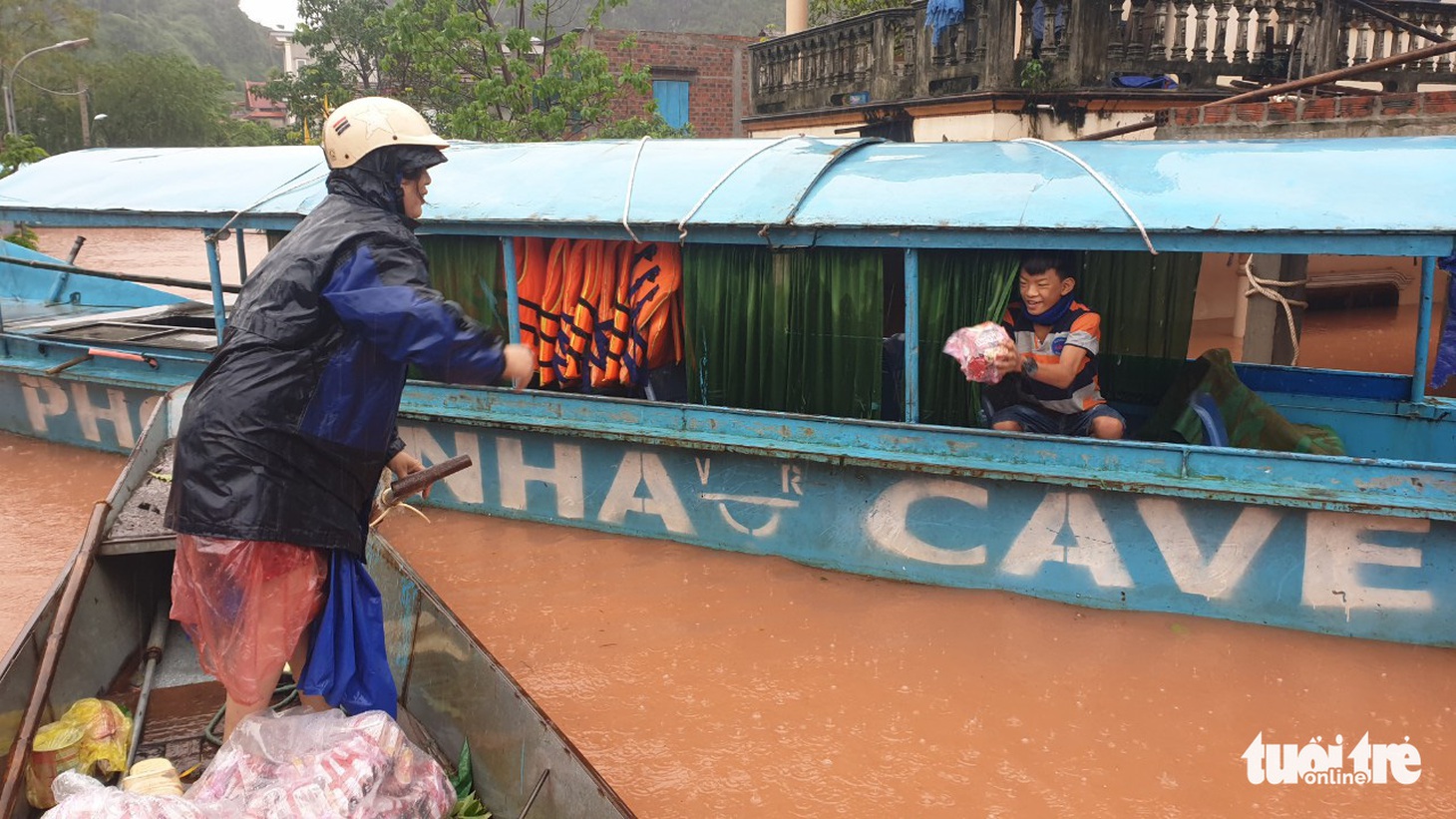 Thị trấn Phong Nha bị nhấn chìm trong lũ - Ảnh 15.