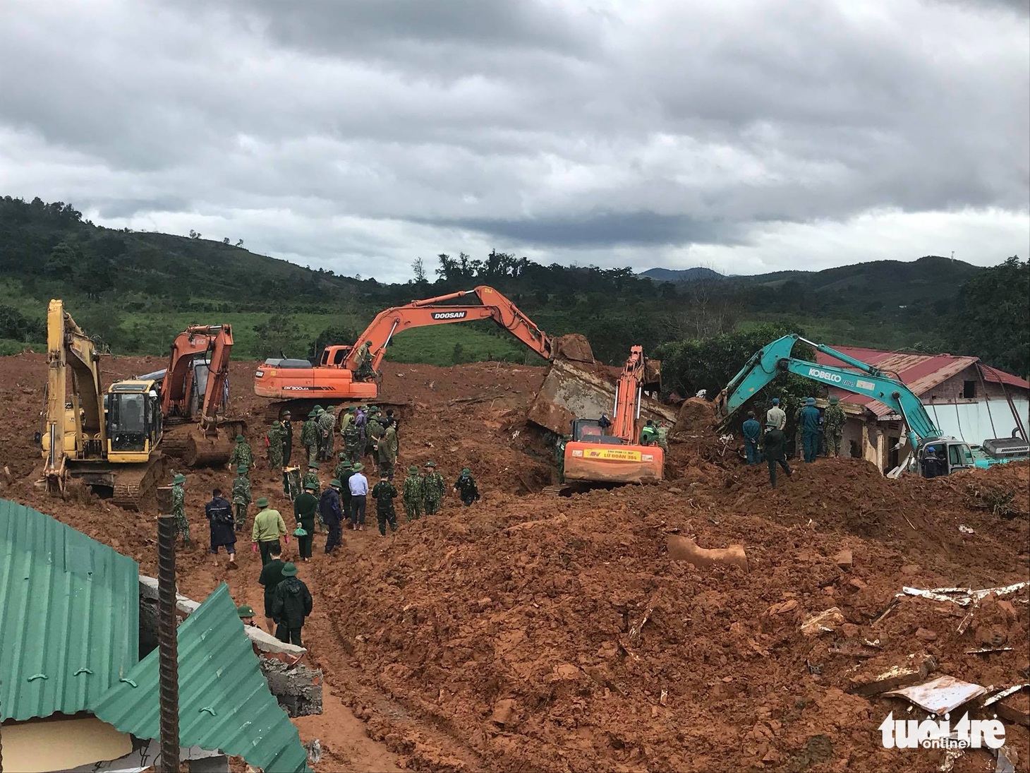 Vụ sạt lở núi vùi lấp 22 người: Đã tìm thấy toàn bộ thi thể cán bộ, chiến sĩ - Ảnh 1.