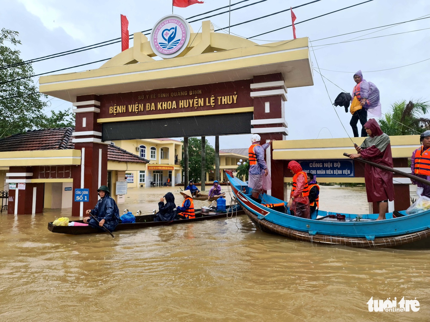 Khổ như đi bệnh viện trong cơn đại hồng thủy - Ảnh 10.