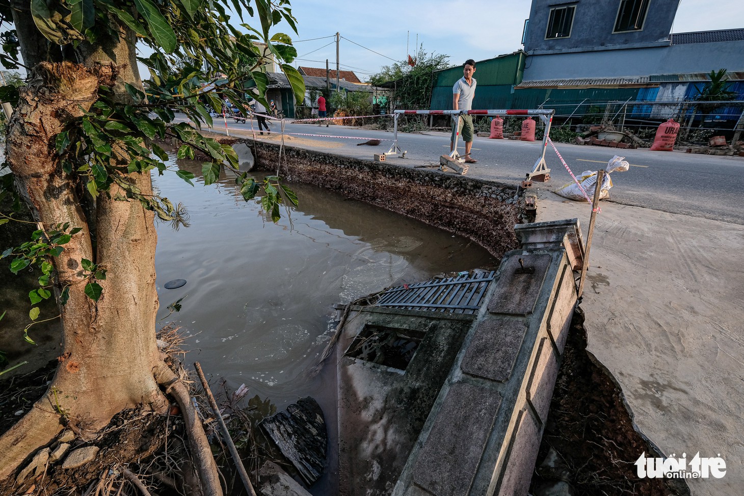 Sau 4 ngày lụt, nhà bỗng dưng chơi vơi như ốc đảo - Ảnh 3.