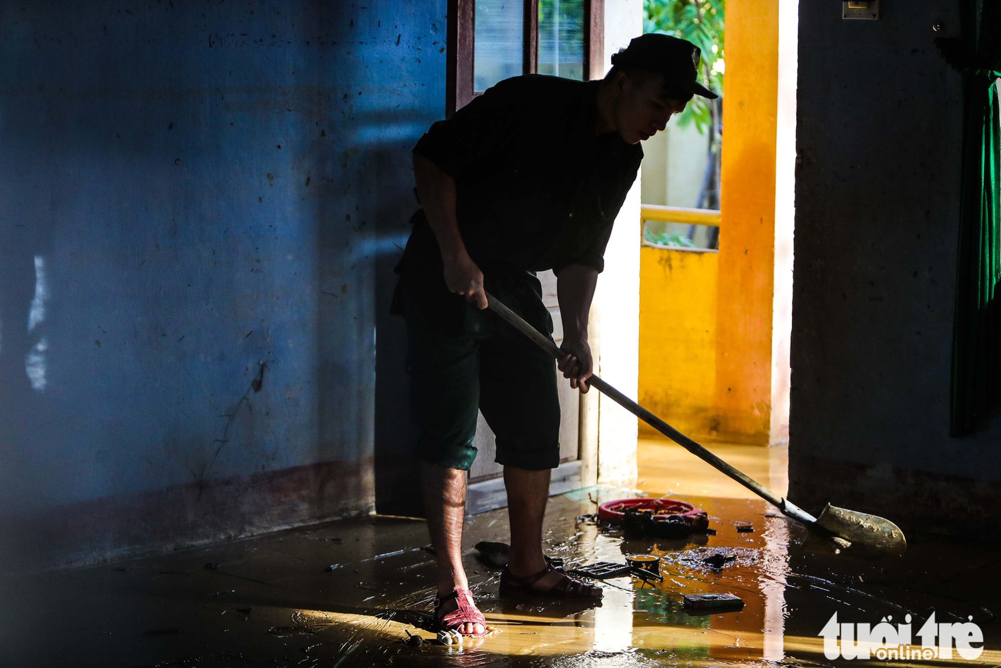 Cả đoàn xe chở cảnh sát cơ động tỏa vào vùng lũ quét dọn, hút nước giúp dân - Ảnh 6.