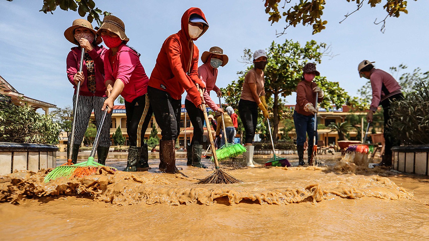 Lũ rút xuống, người đứng lên - Ảnh 3.