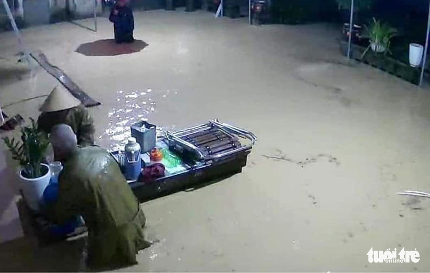 Mưa lớn dồn dập, nhà dân Nghệ An ngập tới nóc, huy động xe cứu hỏa cứu người - Ảnh 6.