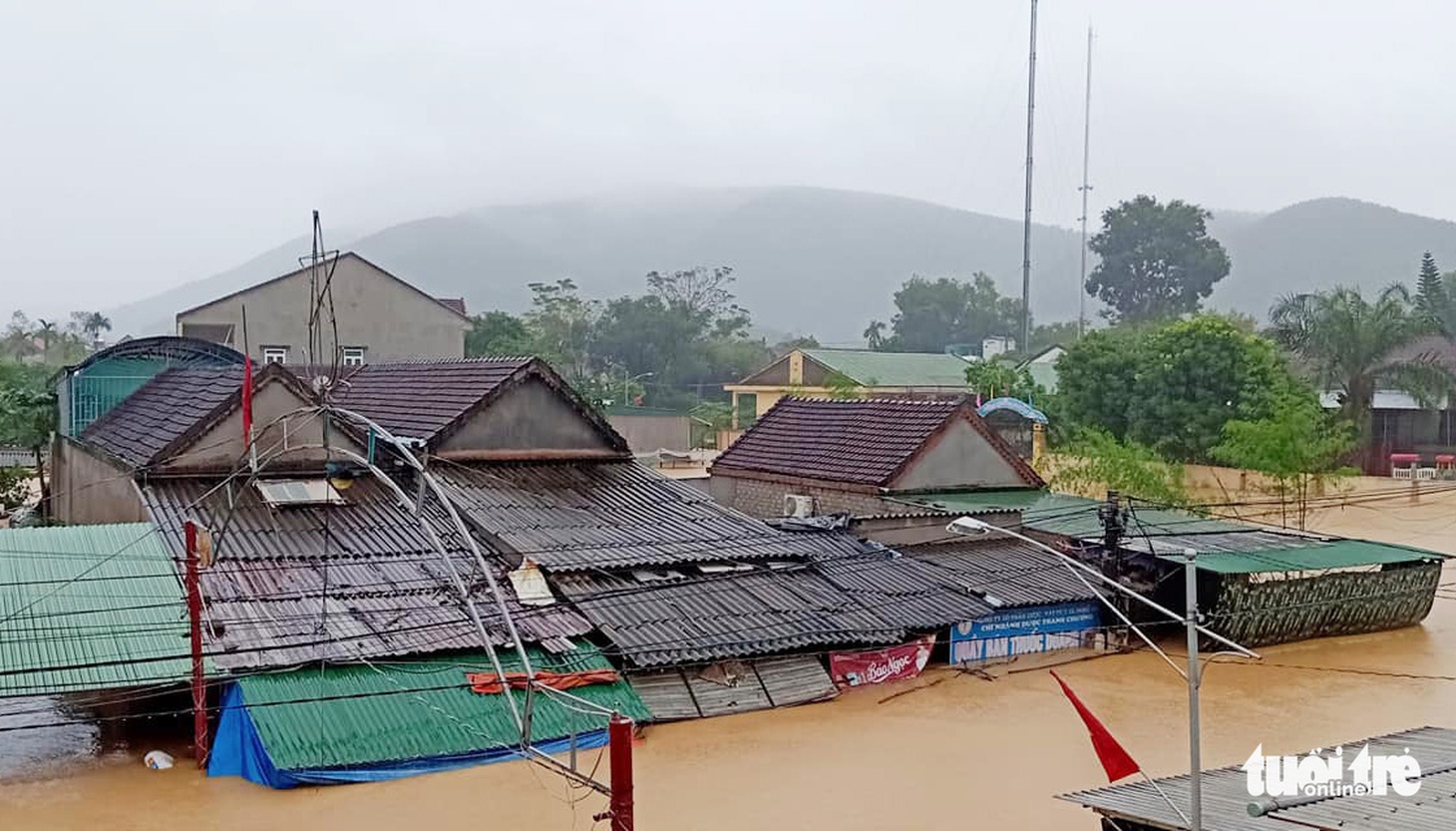 Mưa lớn dồn dập, nhà dân Nghệ An ngập tới nóc, huy động xe cứu hỏa cứu người - Ảnh 1.