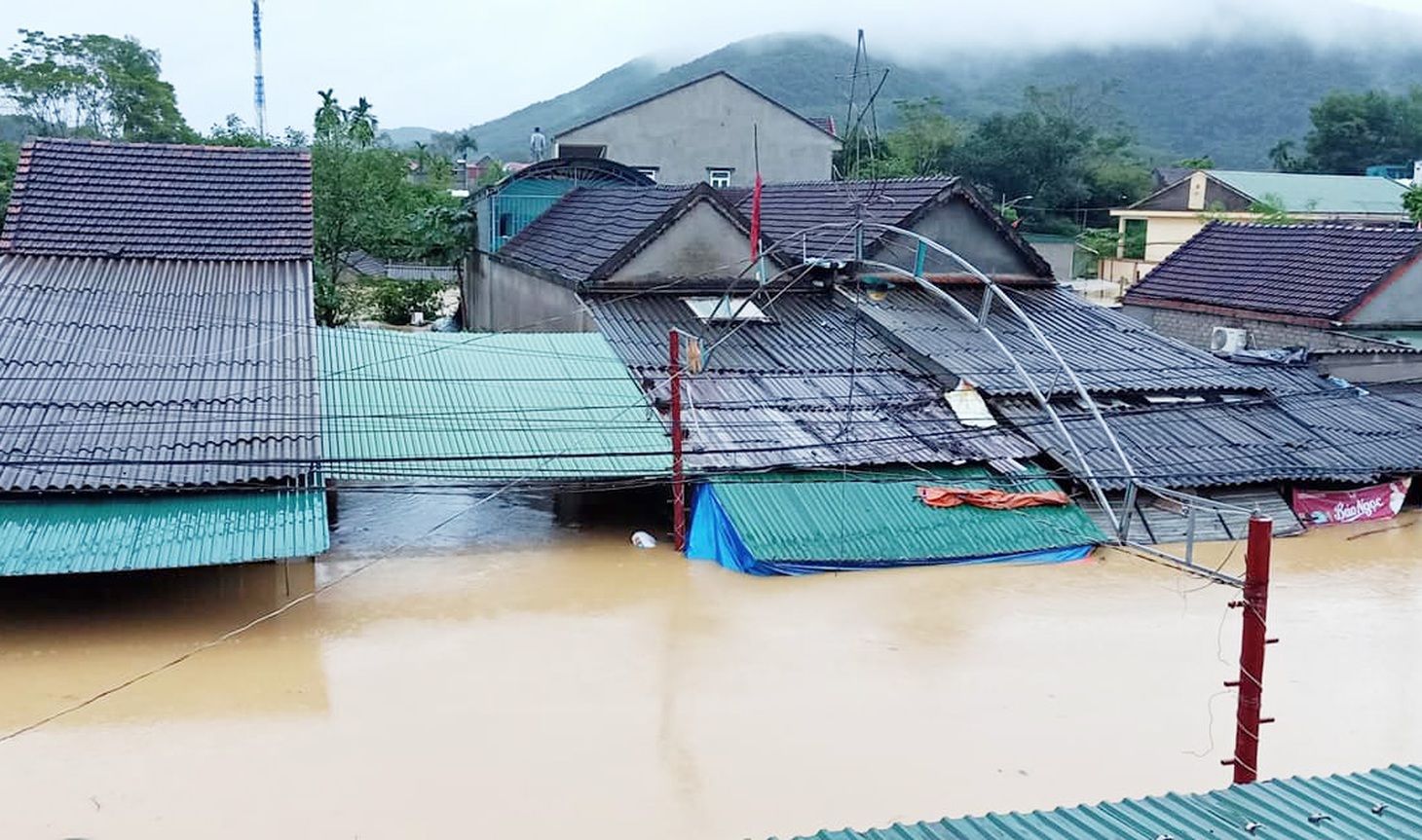 Mưa lớn dồn dập, nhà dân Nghệ An ngập tới nóc, huy động xe cứu hỏa cứu người - Ảnh 10.