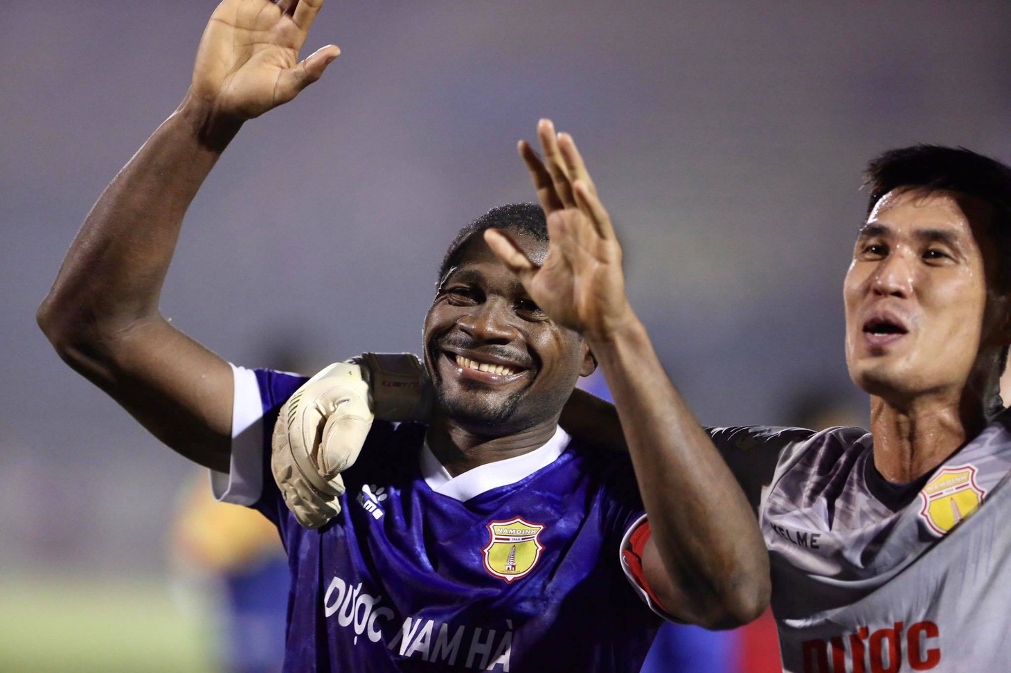 Nam Định ở lại V-League nhờ hơn Quảng Nam hiệu số bàn thắng - Ảnh 1.