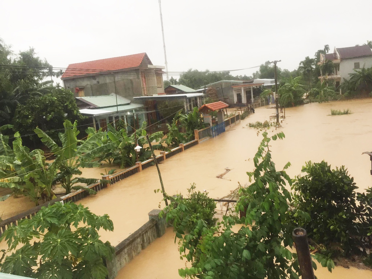 Miền Trung nơi lũ rút, nơi vẫn ngập sâu, mưa to - Ảnh 2.