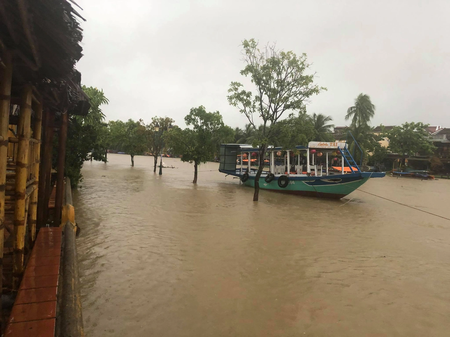 Miền Trung mưa dồn dập, nước lũ tràn vào phố cổ Hội An - Ảnh 8.