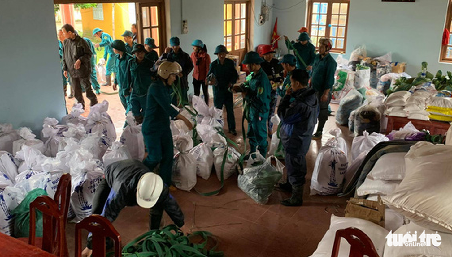 Cõng lương thực, nước uống vào vùng núi lở ứng cứu dân và công nhân thủy điện bị cô lập - Ảnh 1.