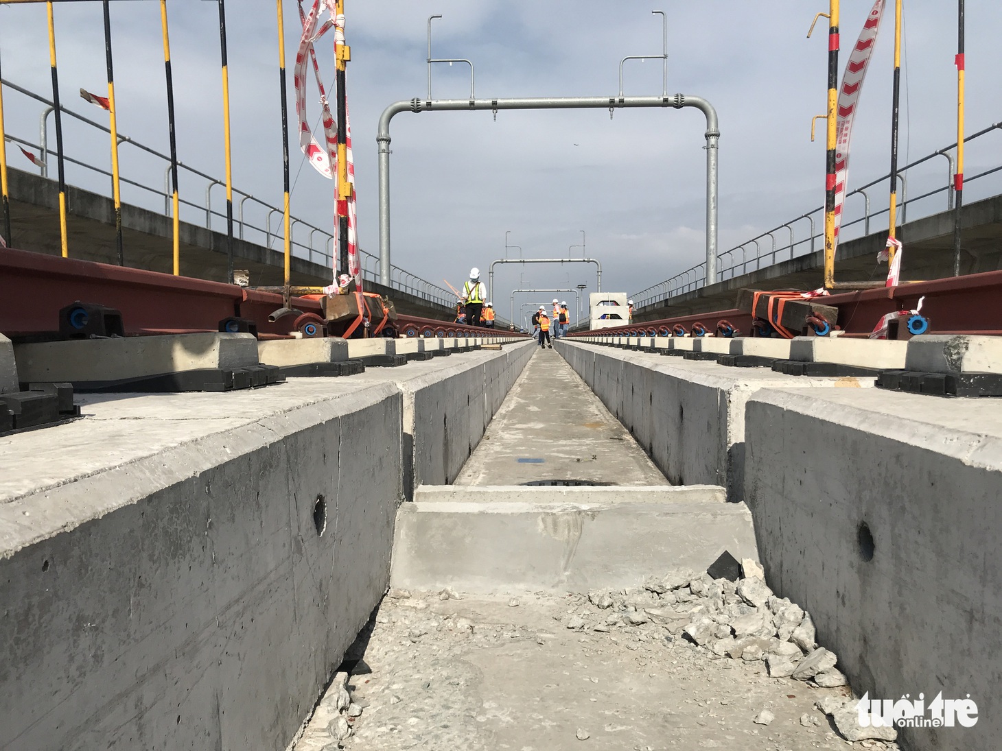 Cận cảnh sự cố rơi gối cao su tại tuyến metro số 1 - Ảnh 1.