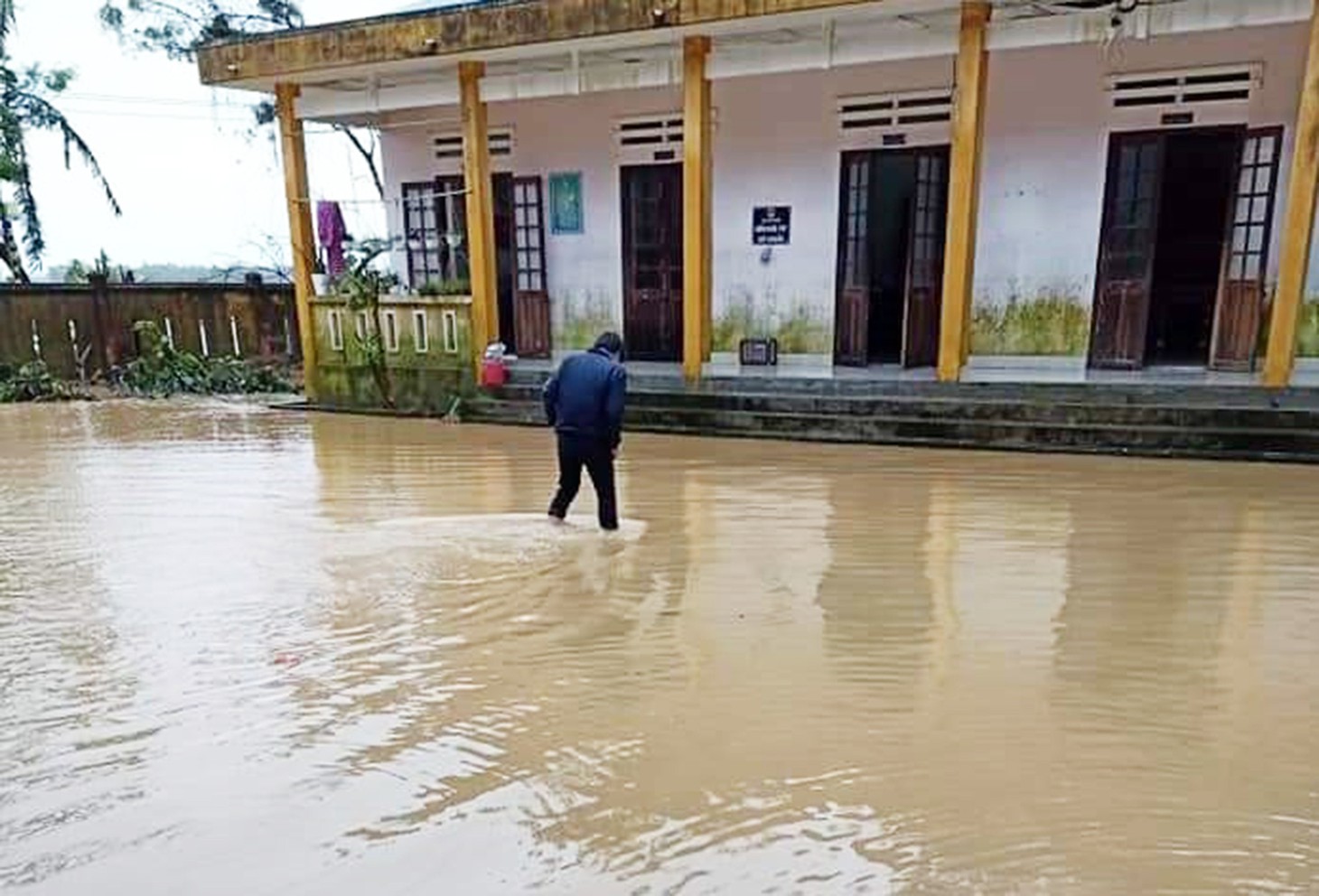 Mưa lớn, nước sông dâng quá nhanh, Quảng Nam lại ngập sâu - Ảnh 4.