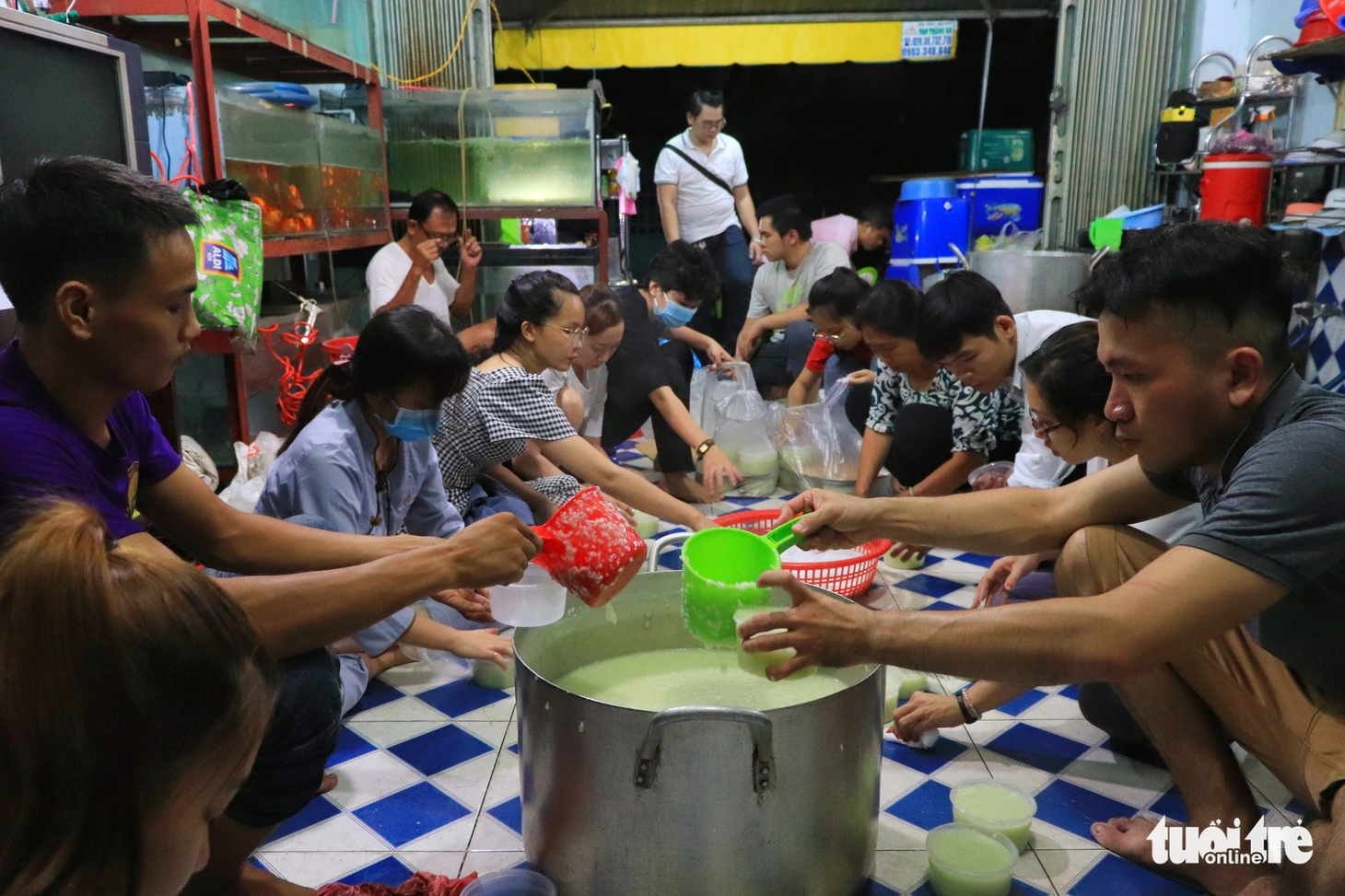 Thâu đêm nấu cháo miễn phí tặng người khó khăn - Ảnh 1.