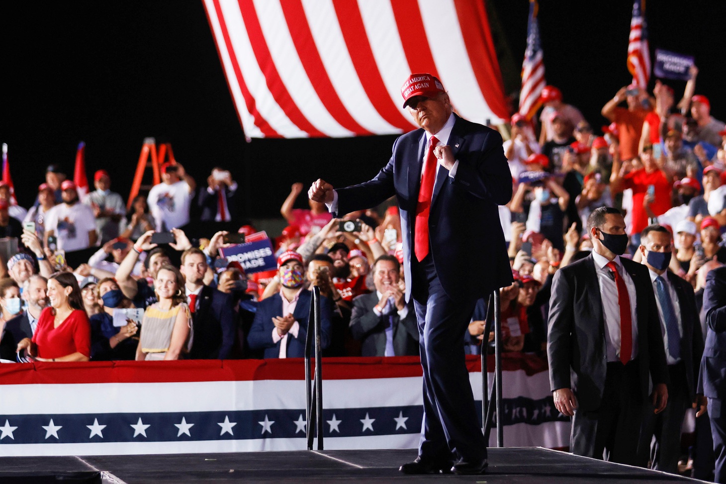 Vì sao ông Trump thu hút đám đông ủng hộ hơn ông Biden? - Ảnh 3.