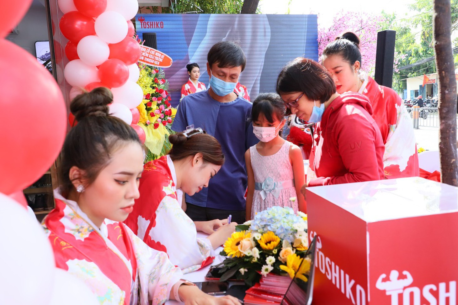 Toshiko đạt doanh số kỷ lục trong ngày khai trương - Ảnh 4.