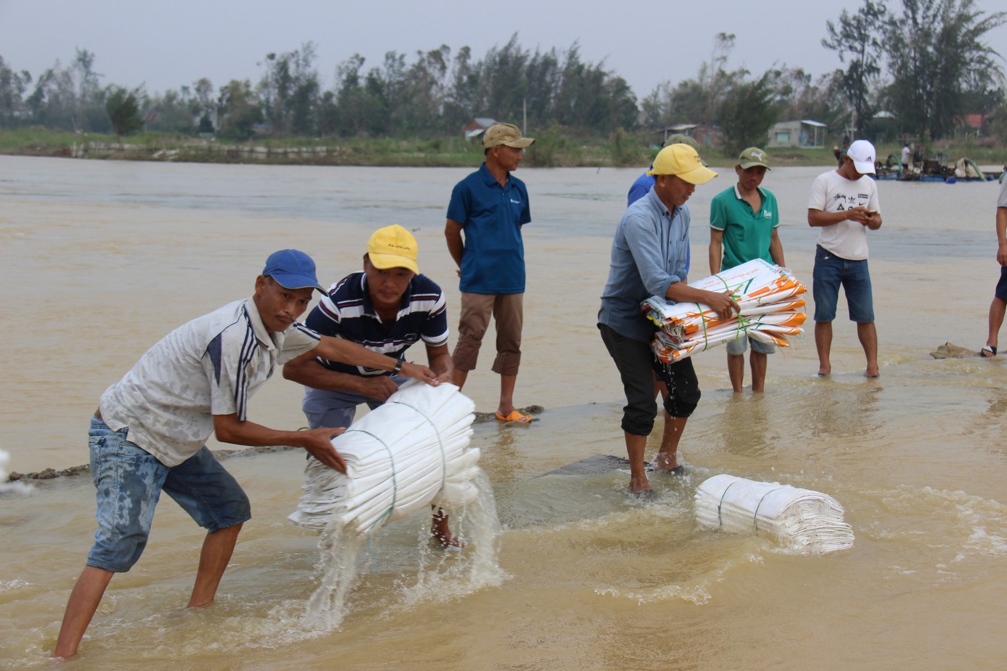 Dân làng chung tay sửa lại đập vỡ, thông đường vào khu vực bị cô lập - Ảnh 6.