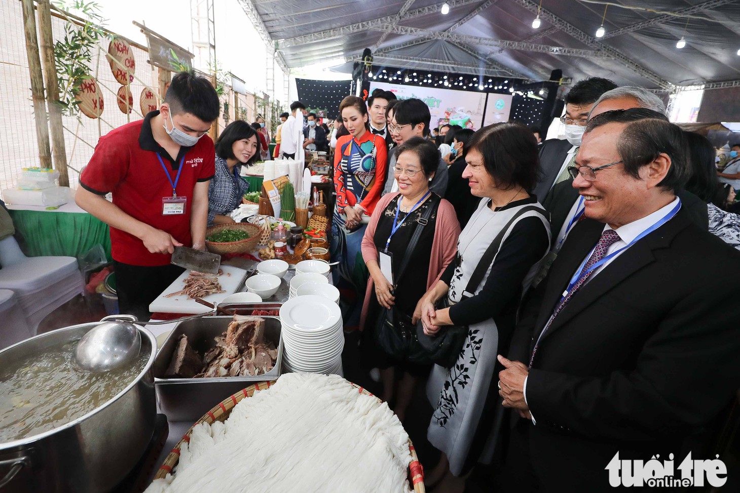 Ngày của Phở: Ấm lòng những tô phở đặc biệt vì trẻ em vượt khó học giỏi miền Trung - Ảnh 7.