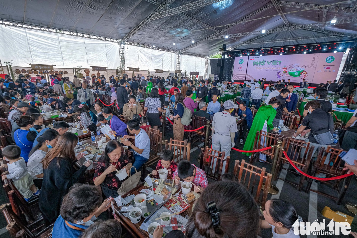Ngày của Phở: Ấm lòng những tô phở đặc biệt vì trẻ em vượt khó học giỏi miền Trung - Ảnh 3.