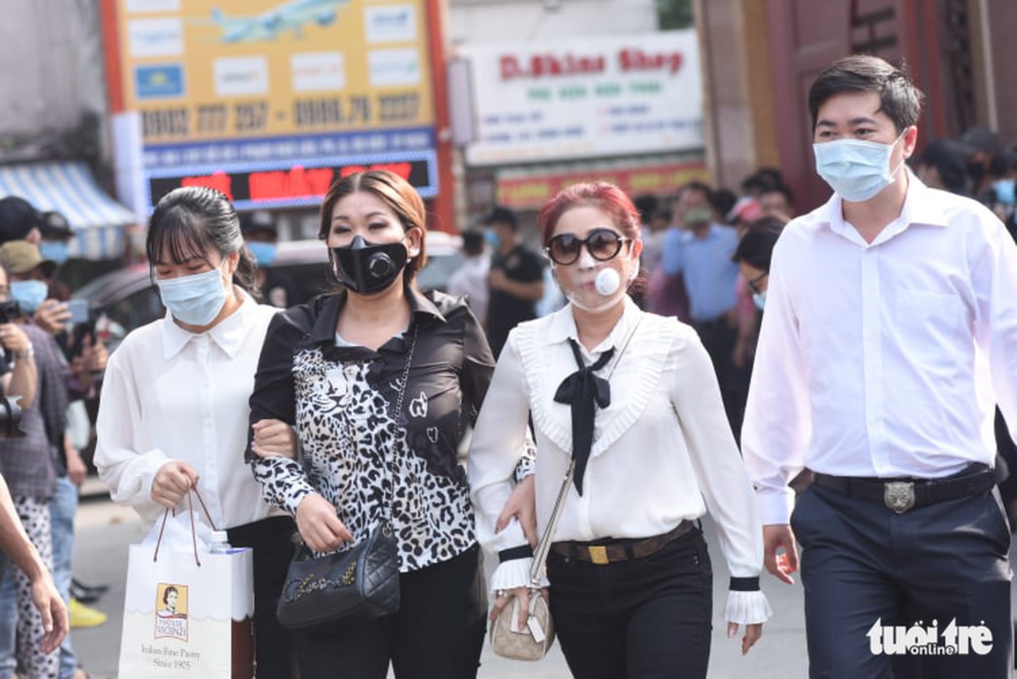 Hoài Linh, Việt Hương mang khăn tang trong suốt tang lễ Chí Tài - Ảnh 19.