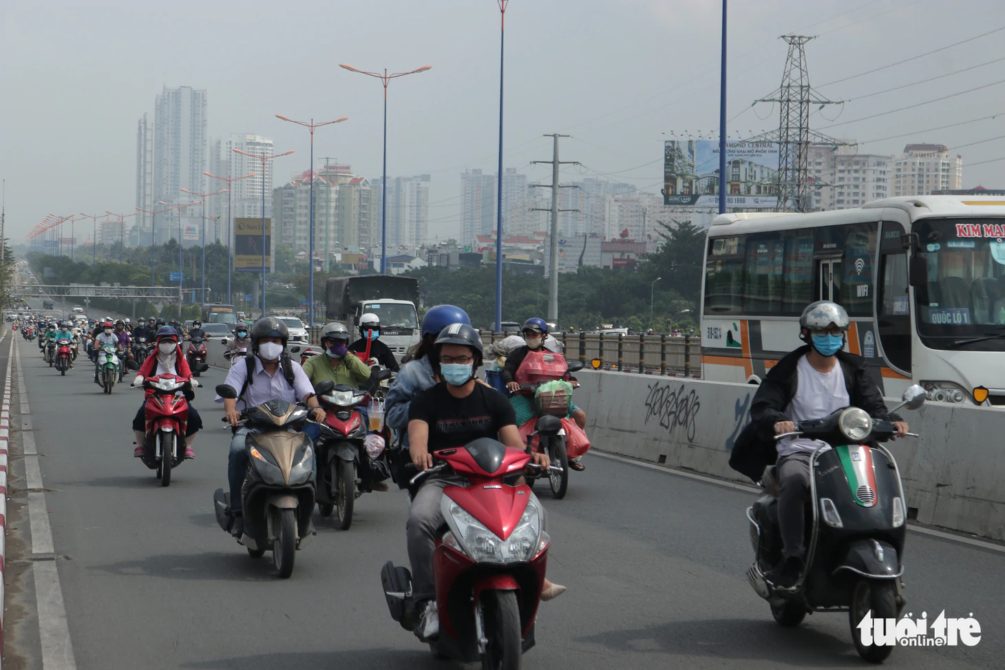 Ô nhiễm không khí, bầu trời TP.HCM mù mờ cả ngày - Ảnh 7.