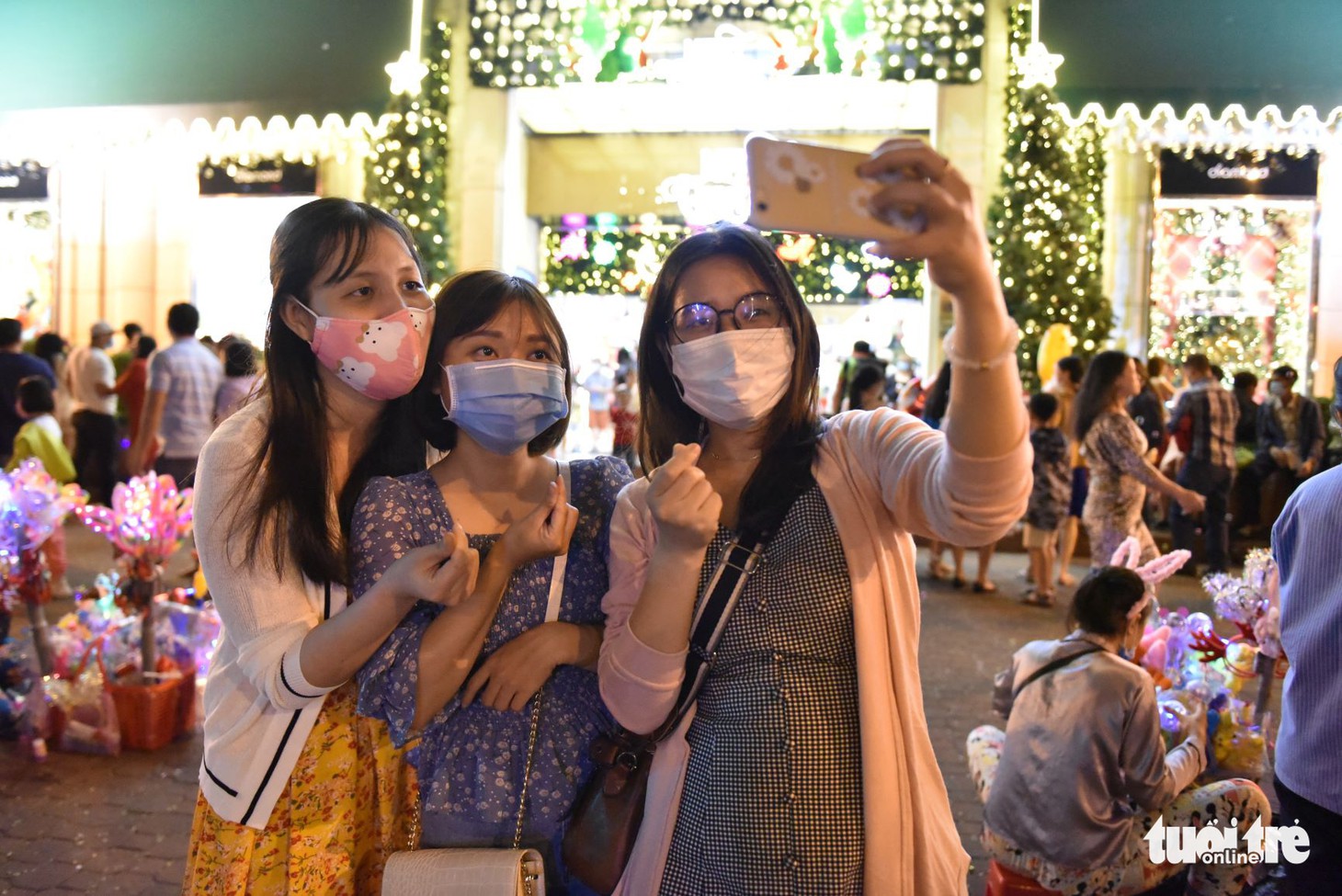 Noel lộng lẫy ở Sài Gòn, không rời khẩu trang để vui trong an toàn - Ảnh 4.