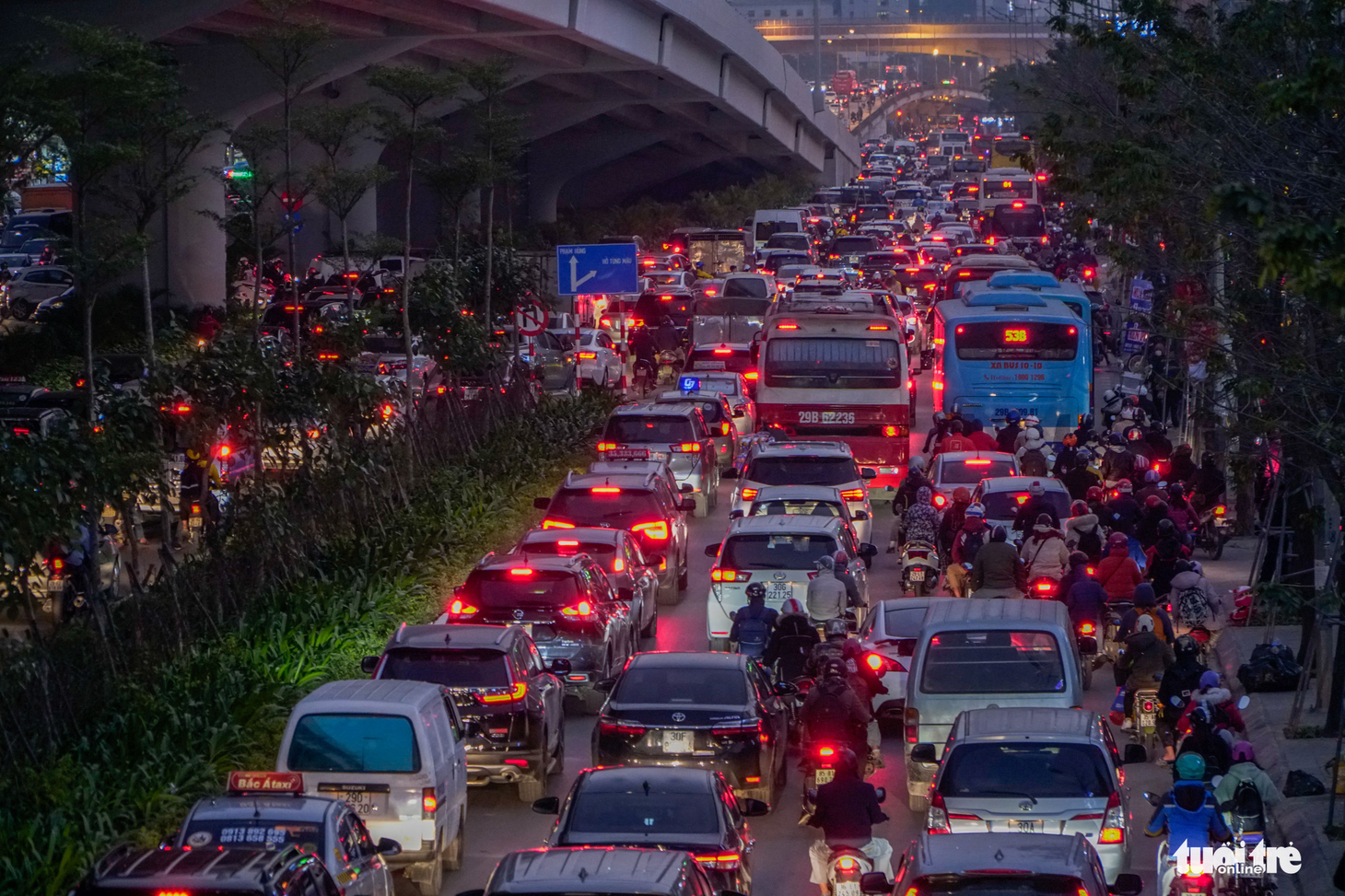 Đường phố Hà Nội tiến thoái lưỡng nan trong ngày cuối năm - Ảnh 3.