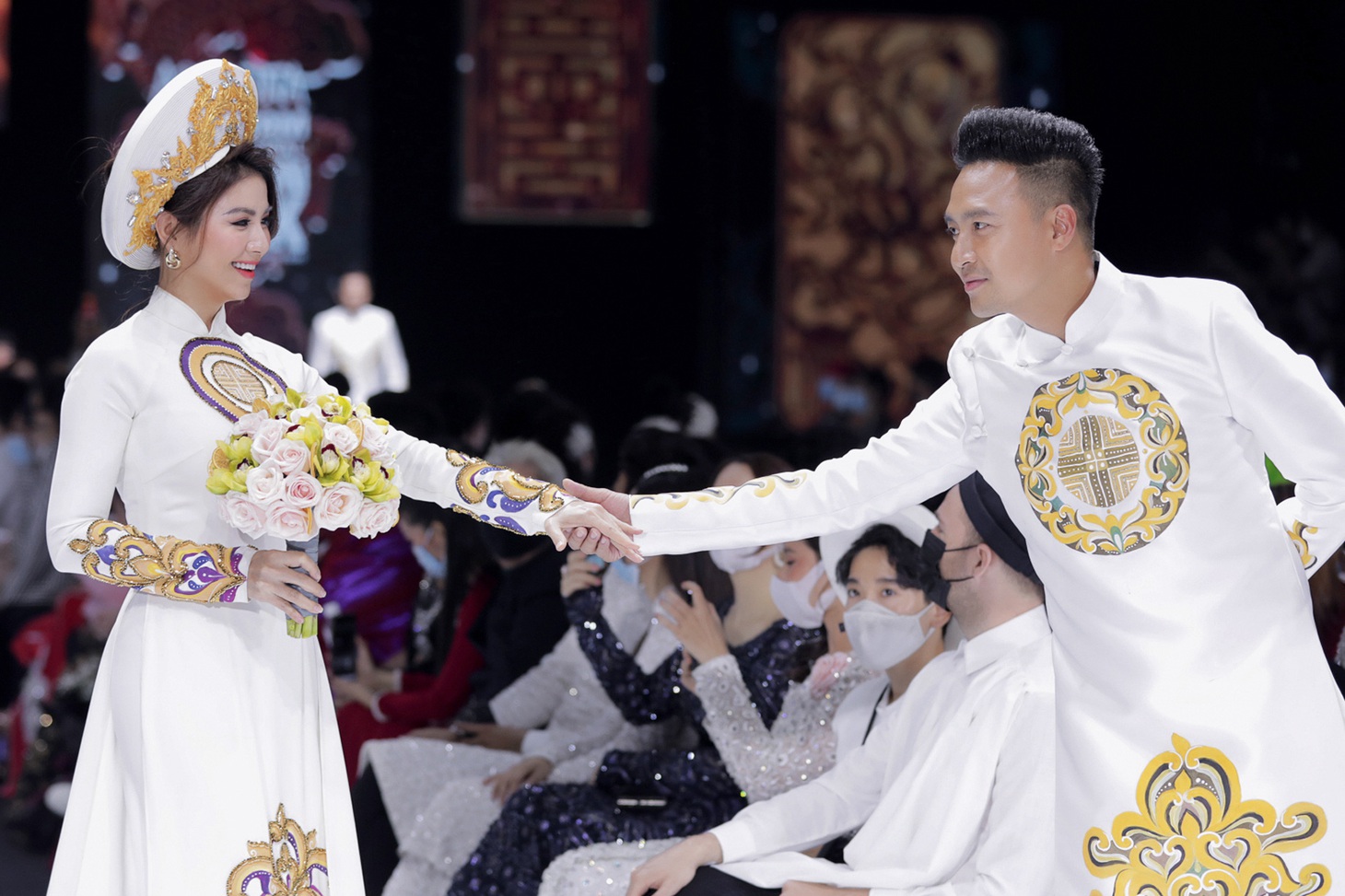Hoa hậu Khánh Vân làm vedette, NSND Hồng Vân làm người mẫu catwalk cho nhà thiết kế Minh Châu - Ảnh 7.