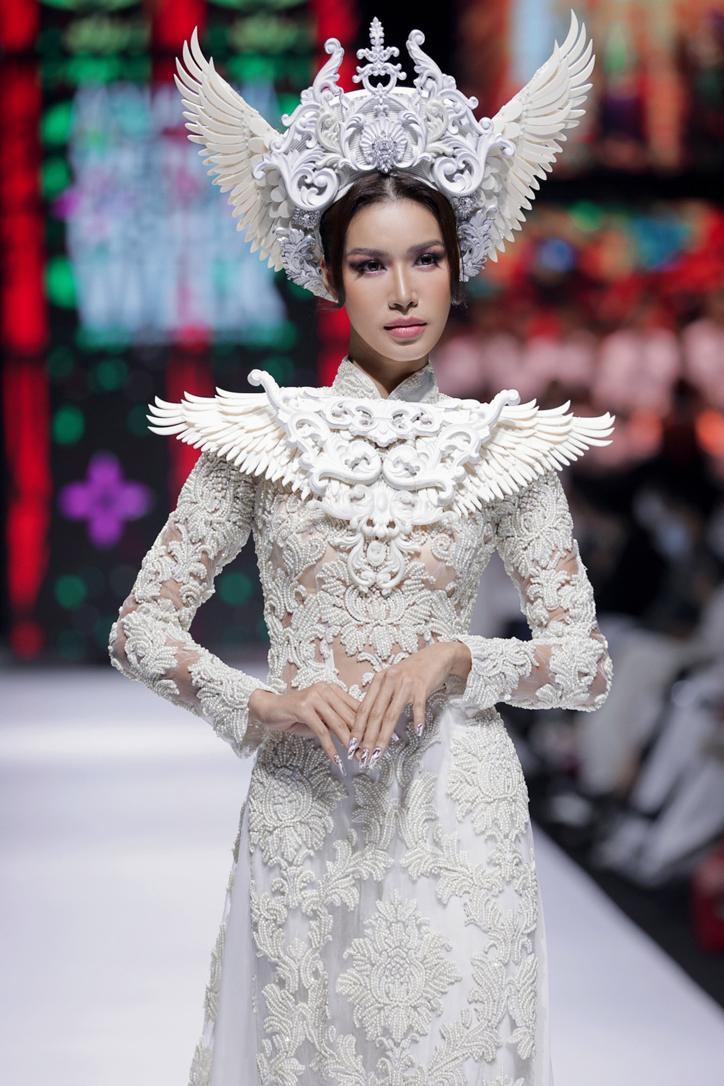 Hoa hậu Khánh Vân làm vedette, NSND Hồng Vân làm người mẫu catwalk cho nhà thiết kế Minh Châu - Ảnh 2.