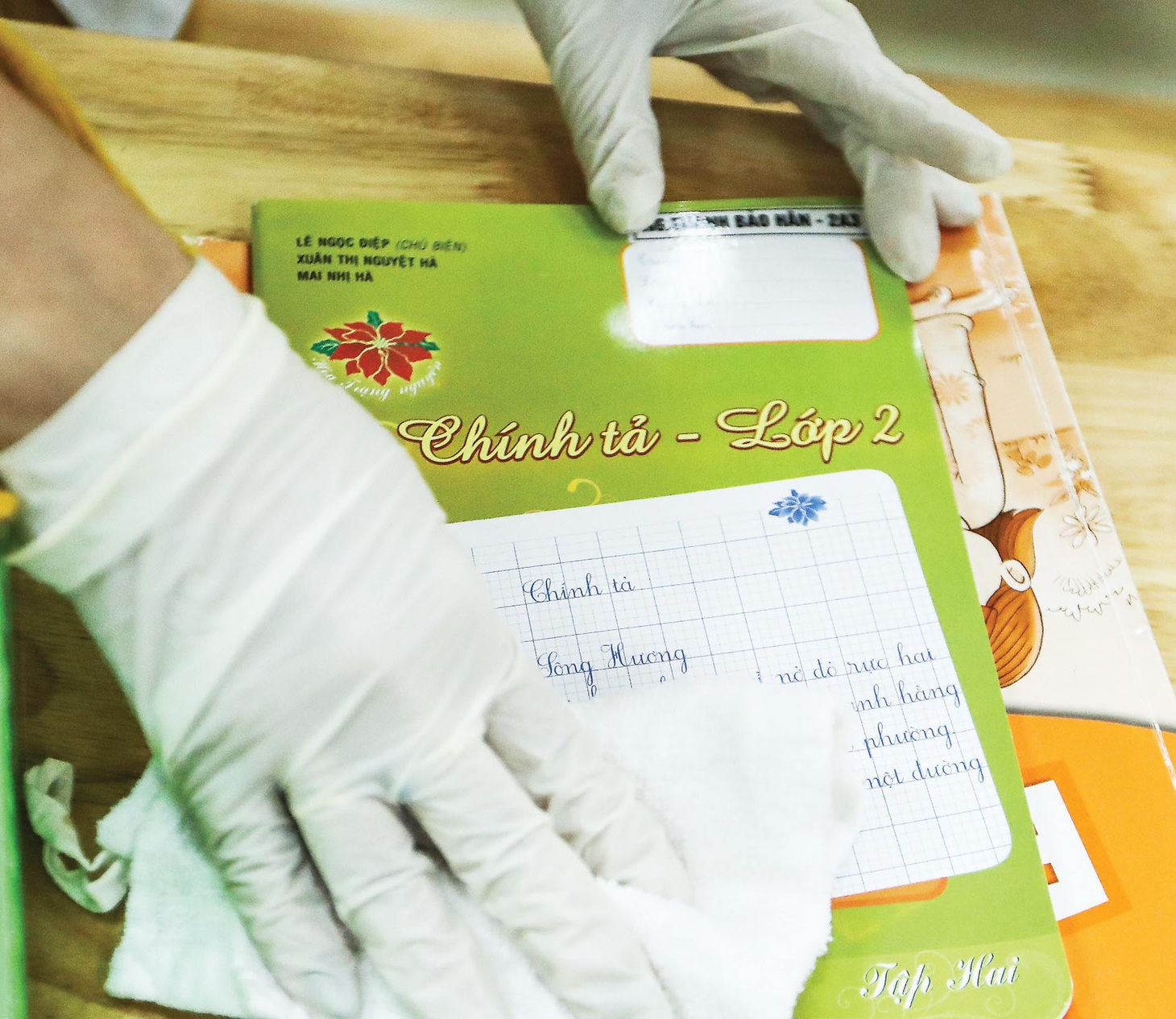 Tẩy trùng trường học, phòng virus corona - Ảnh 4.