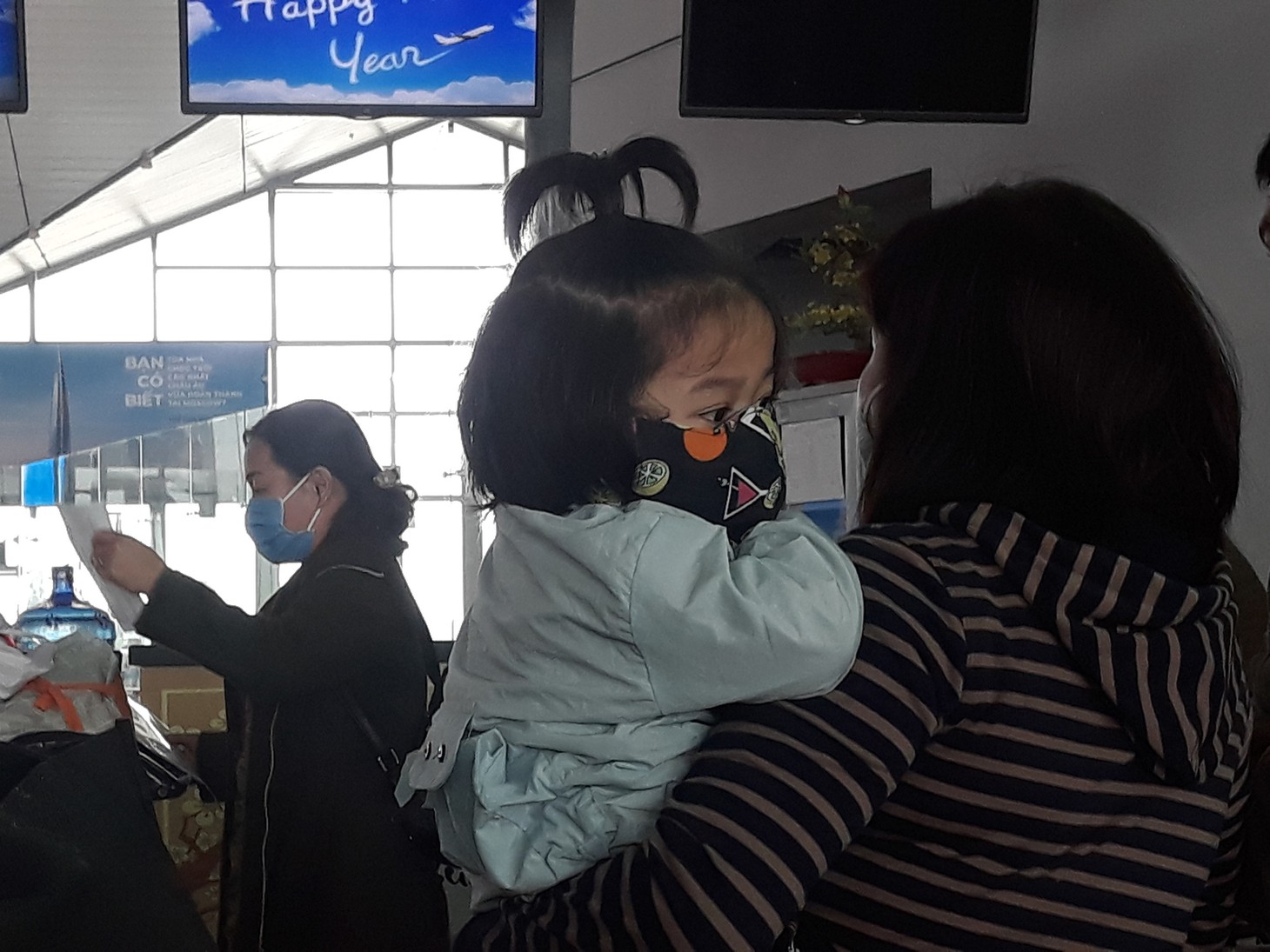Người người đeo khẩu trang kín mít ở sân bay vì sợ nhiễm virus corona - Ảnh 3.